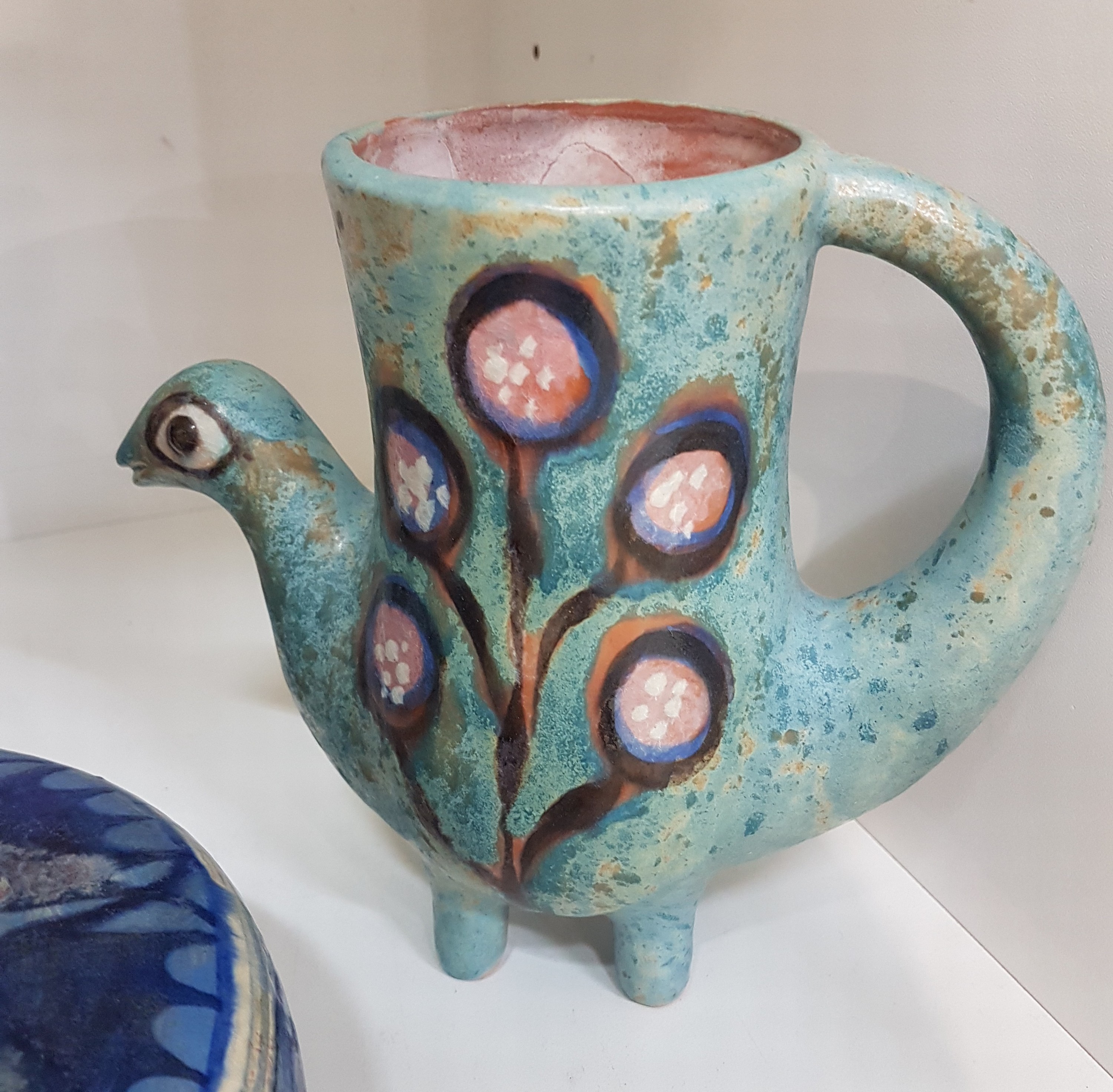 Detail b: 3 Vasen von Eva Fritz-Lindner (1933-2017), Karlsruher Majolika, 2x blau glasiert mit dunkelblauen Elefanten dekoriert, H. ca. 17 bzw. 11cm, 1x in ...