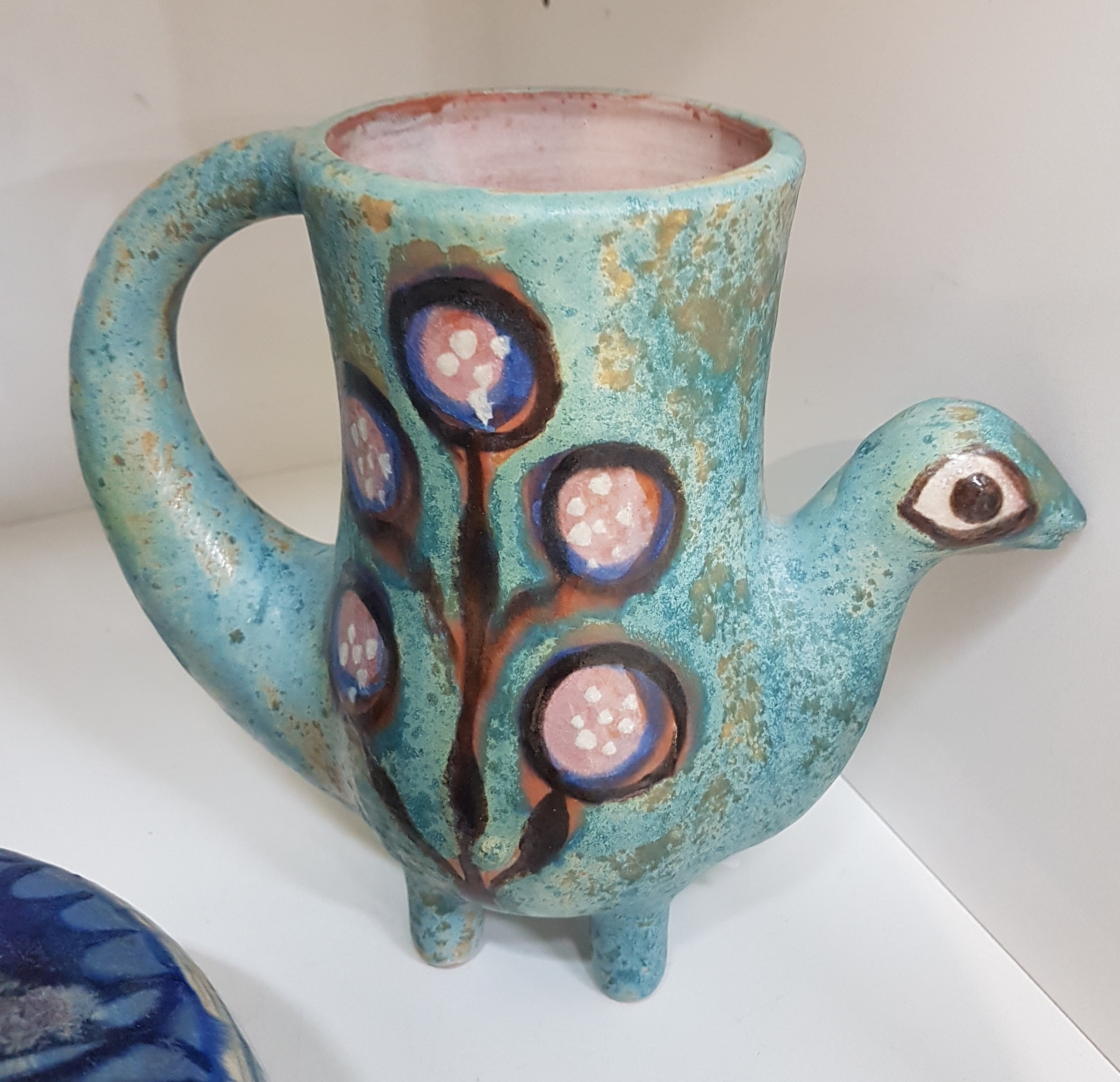 Detail c: 3 Vasen von Eva Fritz-Lindner (1933-2017), Karlsruher Majolika, 2x blau glasiert mit dunkelblauen Elefanten dekoriert, H. ca. 17 bzw. 11cm, 1x in ...