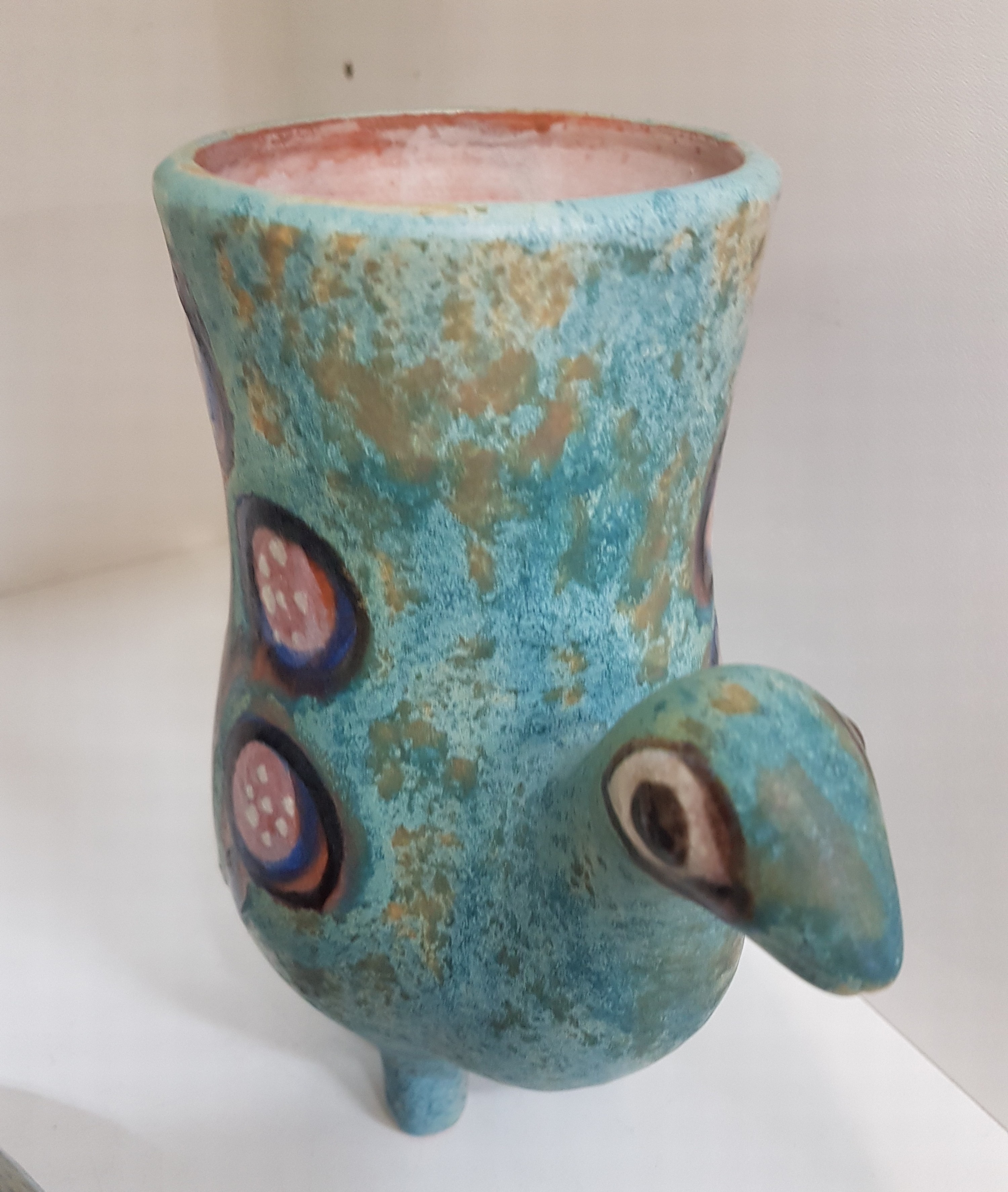 Detail d: 3 Vasen von Eva Fritz-Lindner (1933-2017), Karlsruher Majolika, 2x blau glasiert mit dunkelblauen Elefanten dekoriert, H. ca. 17 bzw. 11cm, 1x in ...