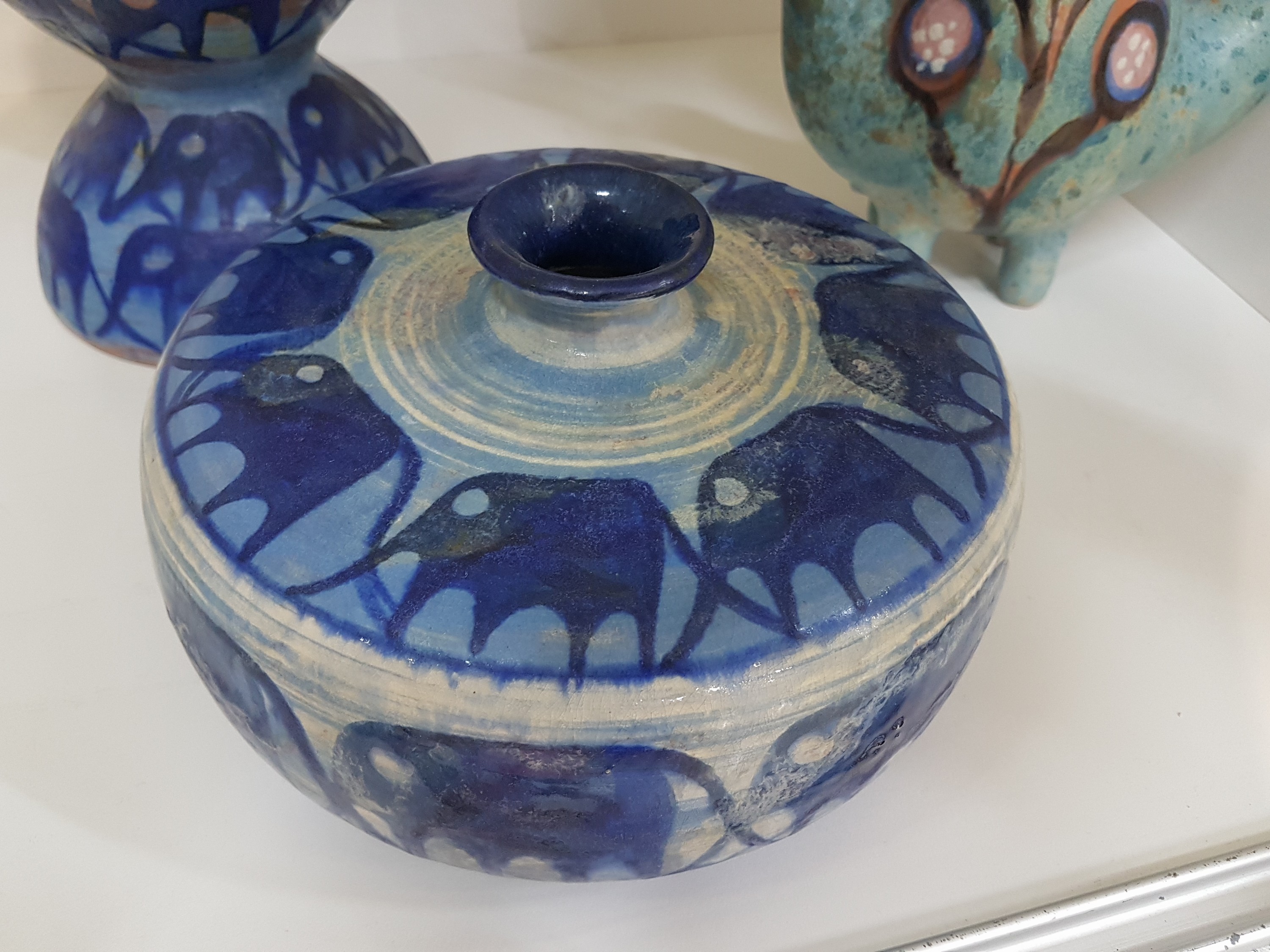 Detail f: 3 Vasen von Eva Fritz-Lindner (1933-2017), Karlsruher Majolika, 2x blau glasiert mit dunkelblauen Elefanten dekoriert, H. ca. 17 bzw. 11cm, 1x in ...