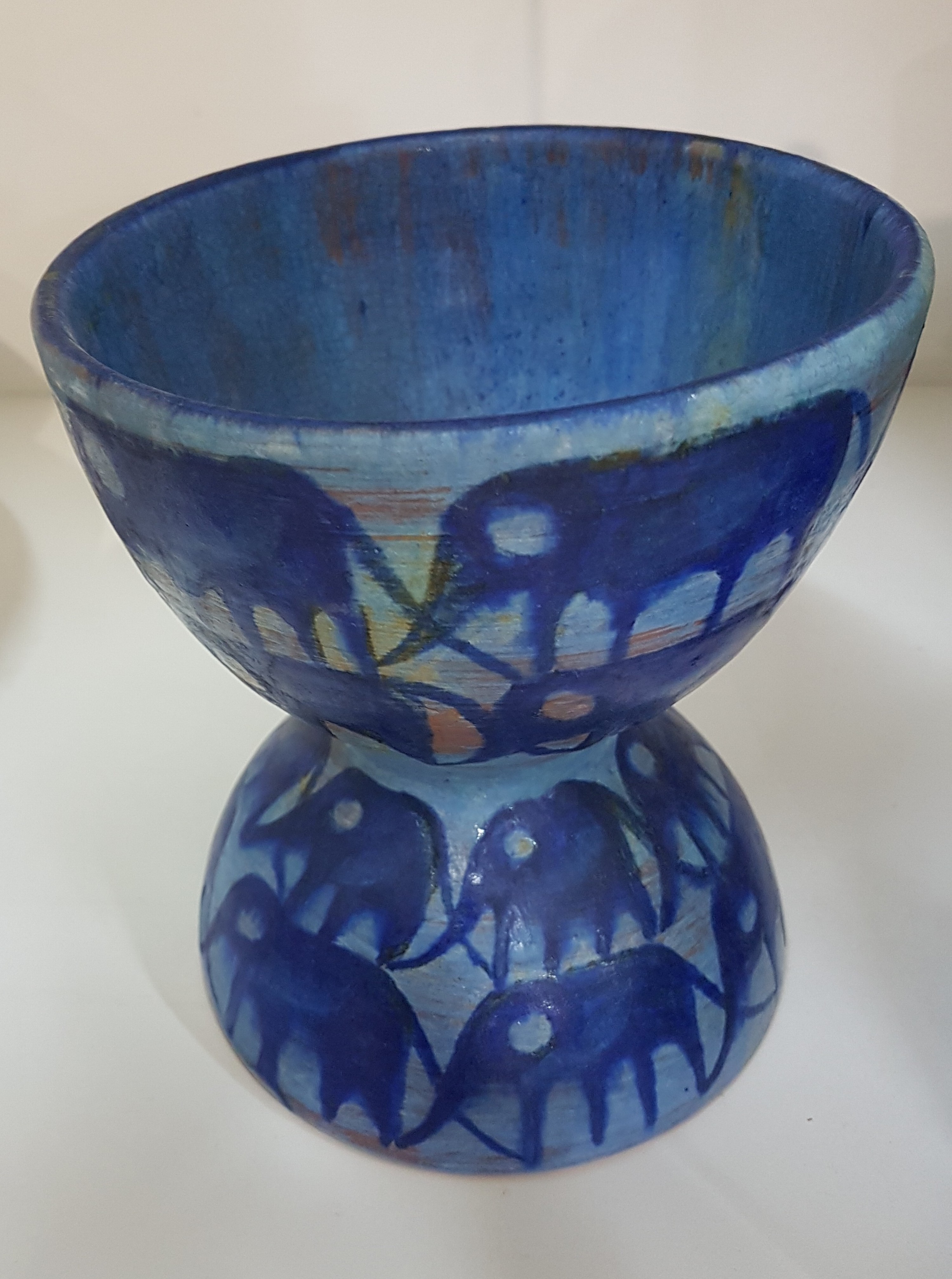 Detail h: 3 Vasen von Eva Fritz-Lindner (1933-2017), Karlsruher Majolika, 2x blau glasiert mit dunkelblauen Elefanten dekoriert, H. ca. 17 bzw. 11cm, 1x in ...