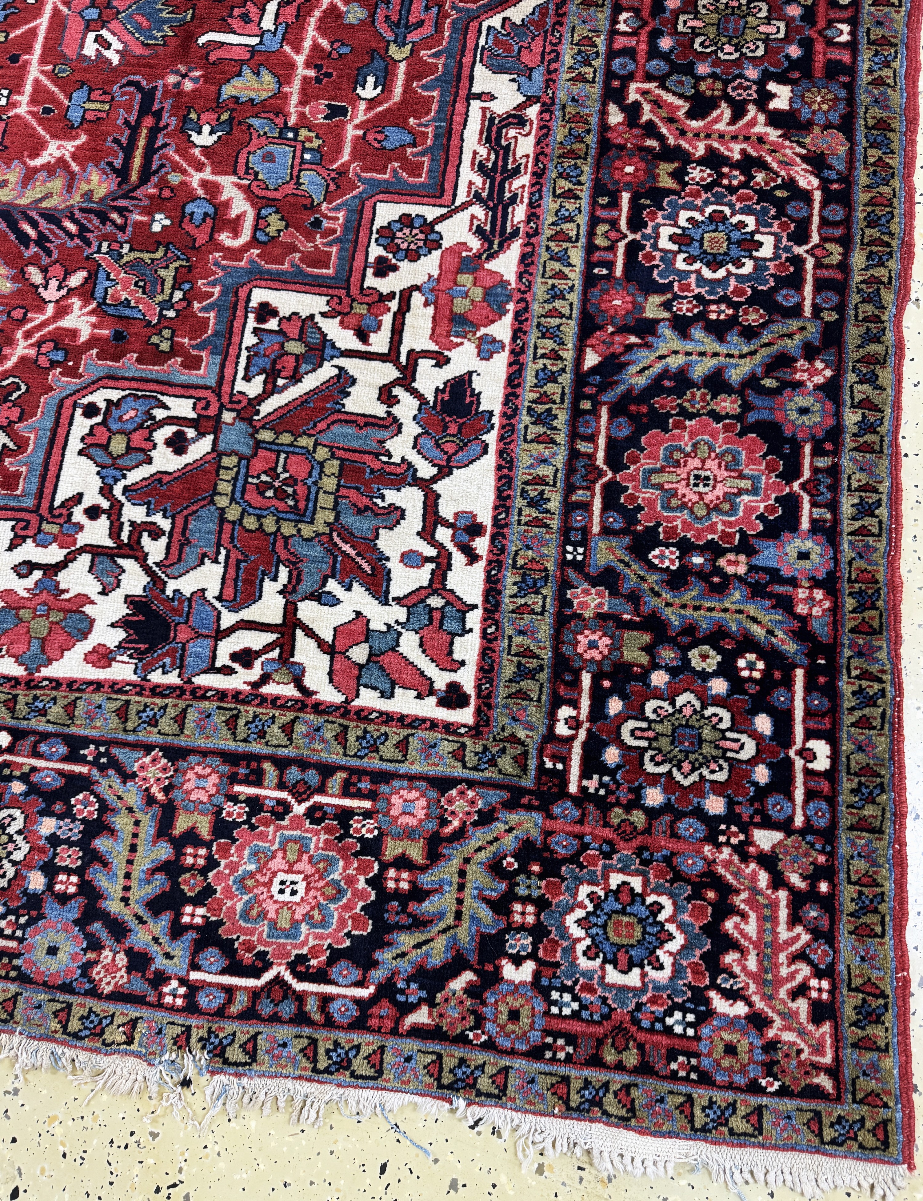 Detail a: Heriz alt, Persien, Anfang 20.Jhd, Wolle auf Baumwolle, ca. 330 x 240 cm, EHZ: 2, (Ränder leicht beschädigt)
