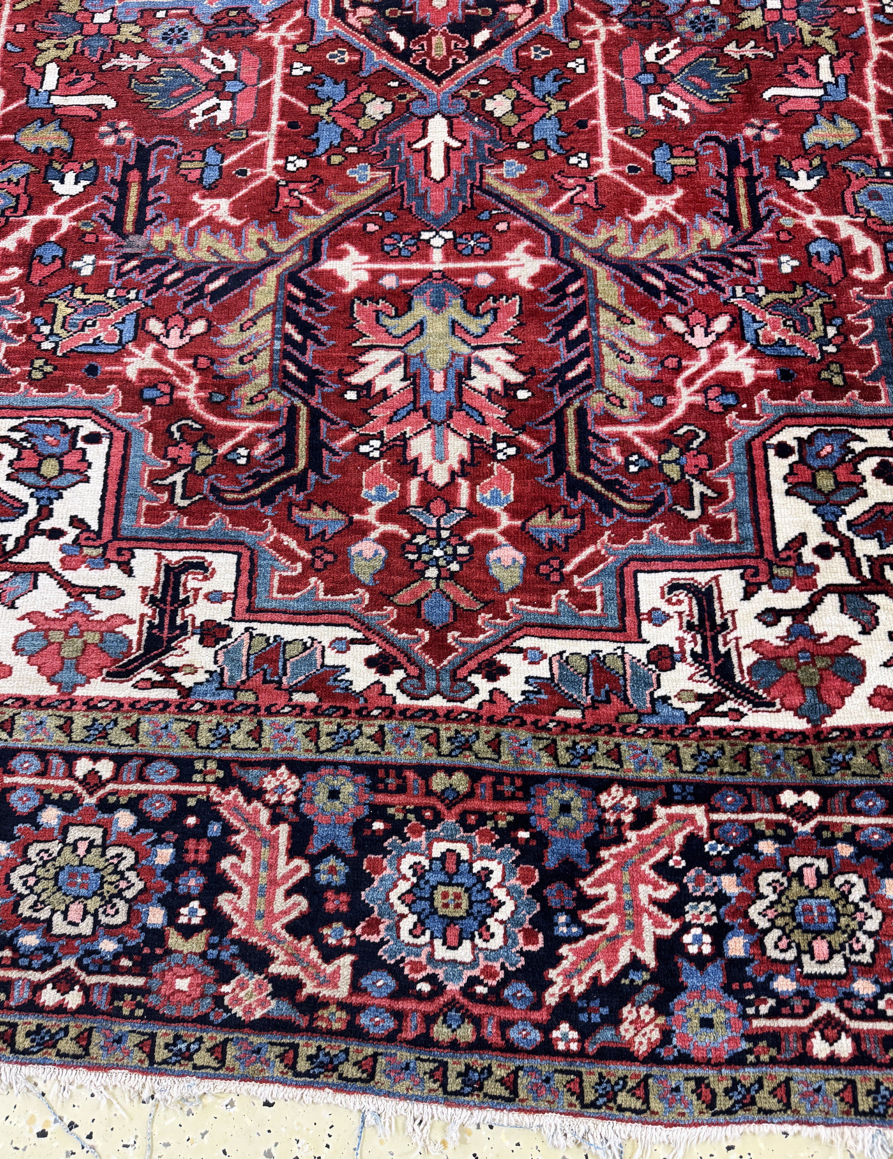 Detail b: Heriz alt, Persien, Anfang 20.Jhd, Wolle auf Baumwolle, ca. 330 x 240 cm, EHZ: 2, (Ränder leicht beschädigt)