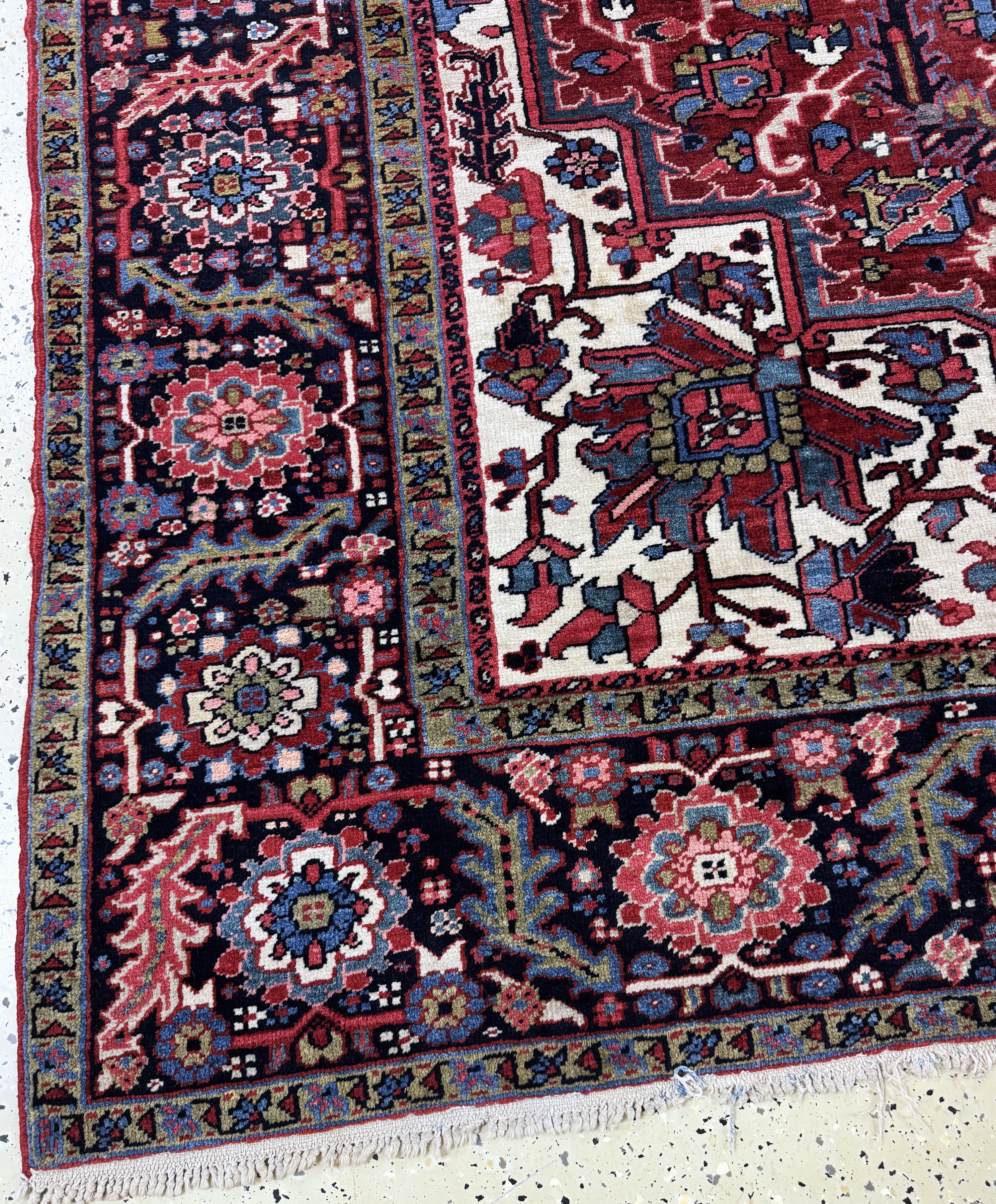 Detail c: Heriz alt, Persien, Anfang 20.Jhd, Wolle auf Baumwolle, ca. 330 x 240 cm, EHZ: 2, (Ränder leicht beschädigt)
