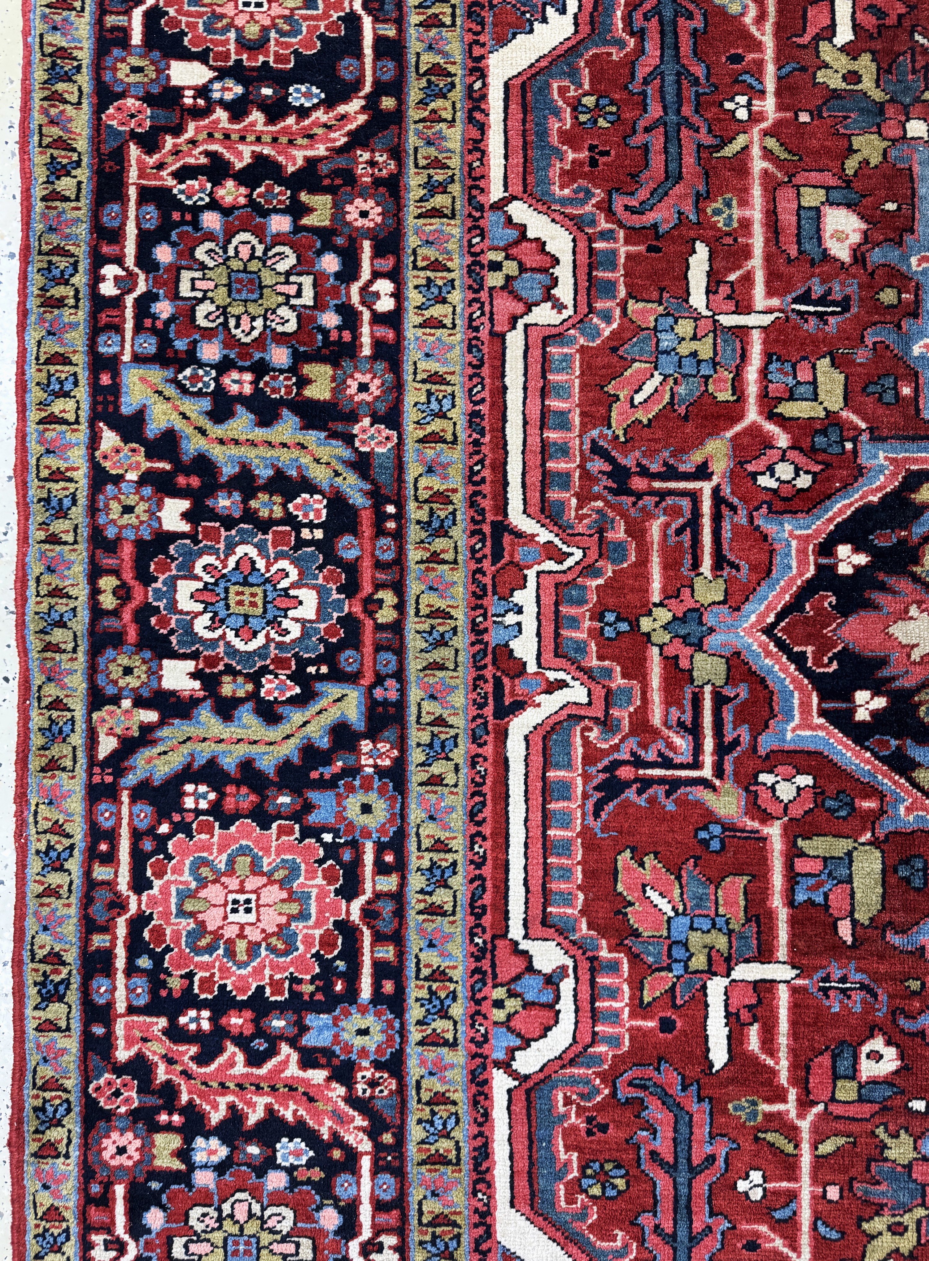 Detail d: Heriz alt, Persien, Anfang 20.Jhd, Wolle auf Baumwolle, ca. 330 x 240 cm, EHZ: 2, (Ränder leicht beschädigt)
