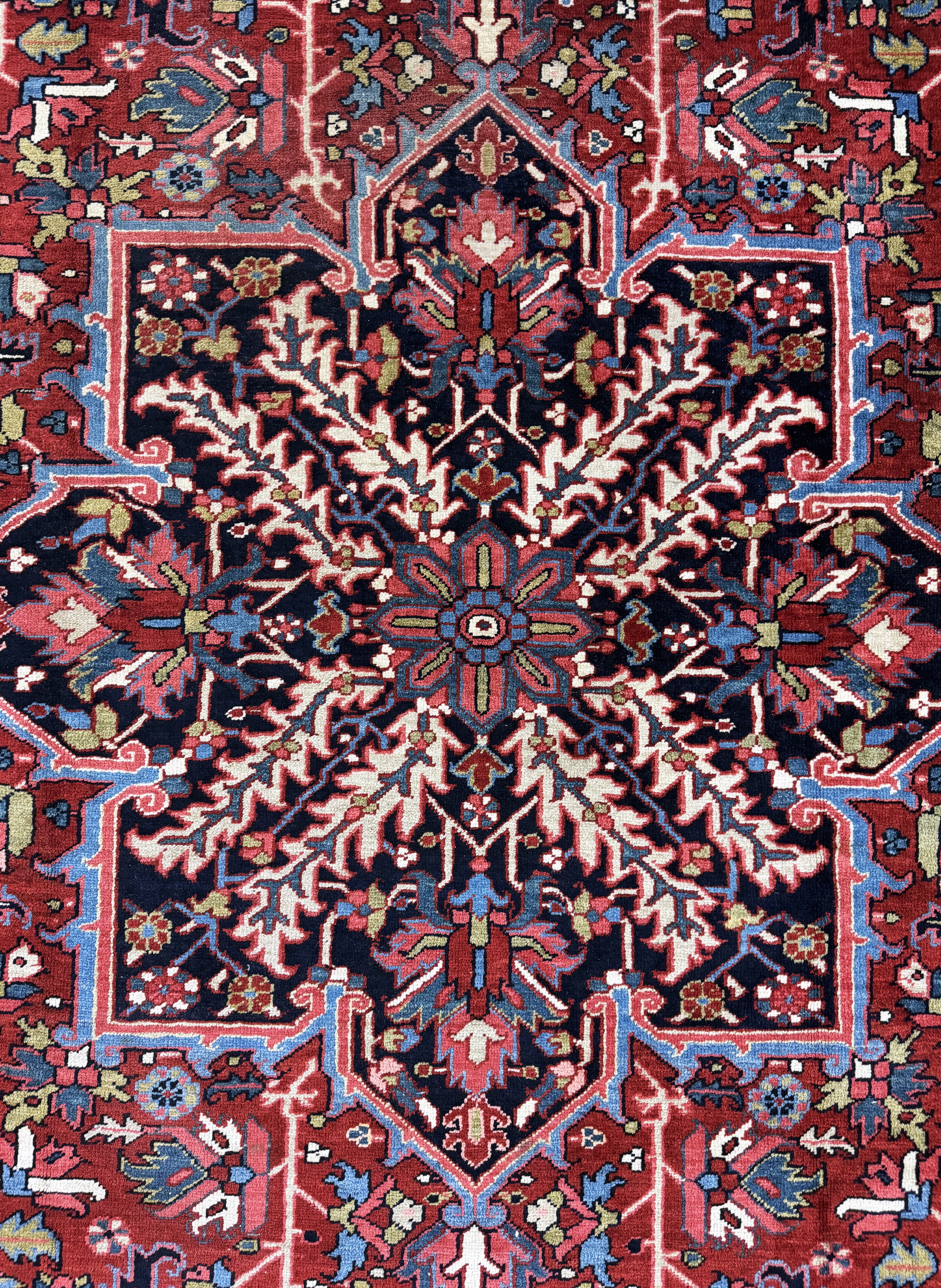 Detail e: Heriz alt, Persien, Anfang 20.Jhd, Wolle auf Baumwolle, ca. 330 x 240 cm, EHZ: 2, (Ränder leicht beschädigt)