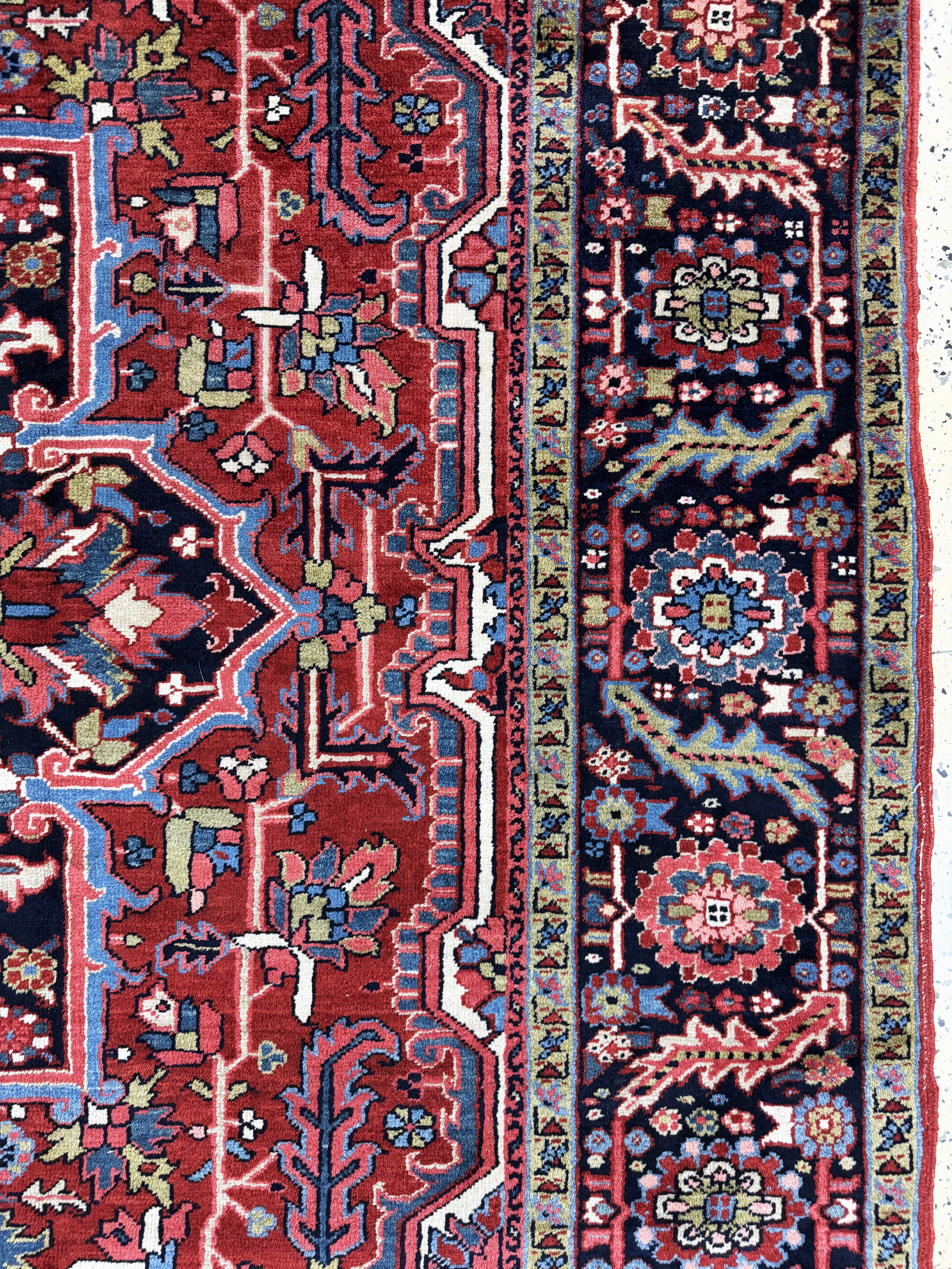 Detail f: Heriz alt, Persien, Anfang 20.Jhd, Wolle auf Baumwolle, ca. 330 x 240 cm, EHZ: 2, (Ränder leicht beschädigt)
