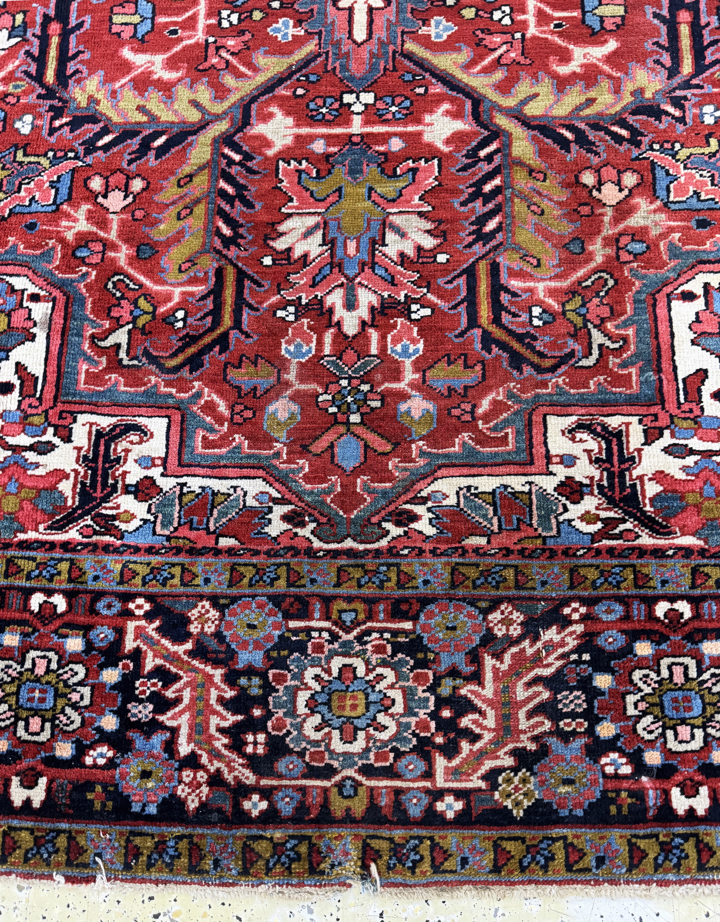 Detail h: Heriz alt, Persien, Anfang 20.Jhd, Wolle auf Baumwolle, ca. 330 x 240 cm, EHZ: 2, (Ränder leicht beschädigt)