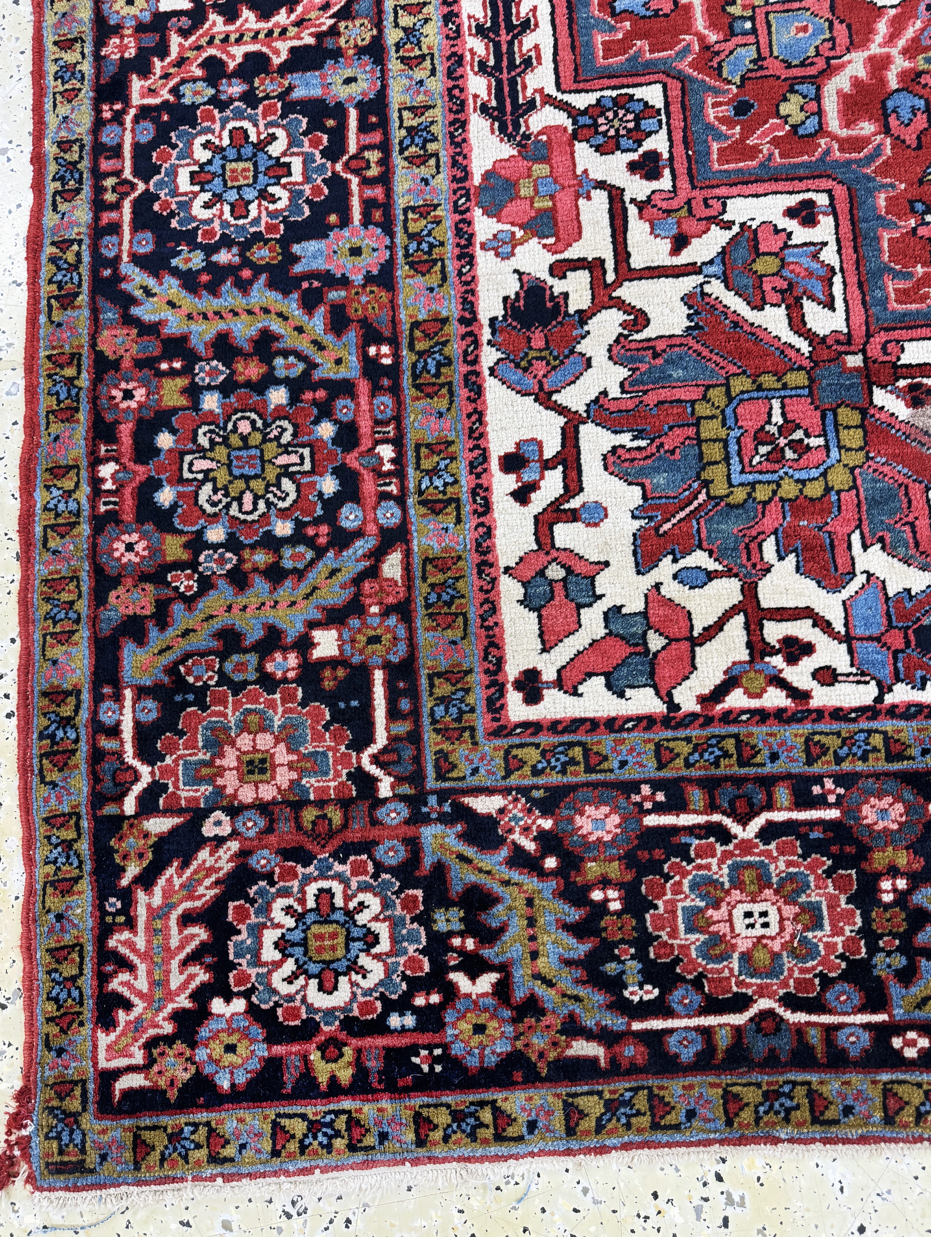 Detail i: Heriz alt, Persien, Anfang 20.Jhd, Wolle auf Baumwolle, ca. 330 x 240 cm, EHZ: 2, (Ränder leicht beschädigt)