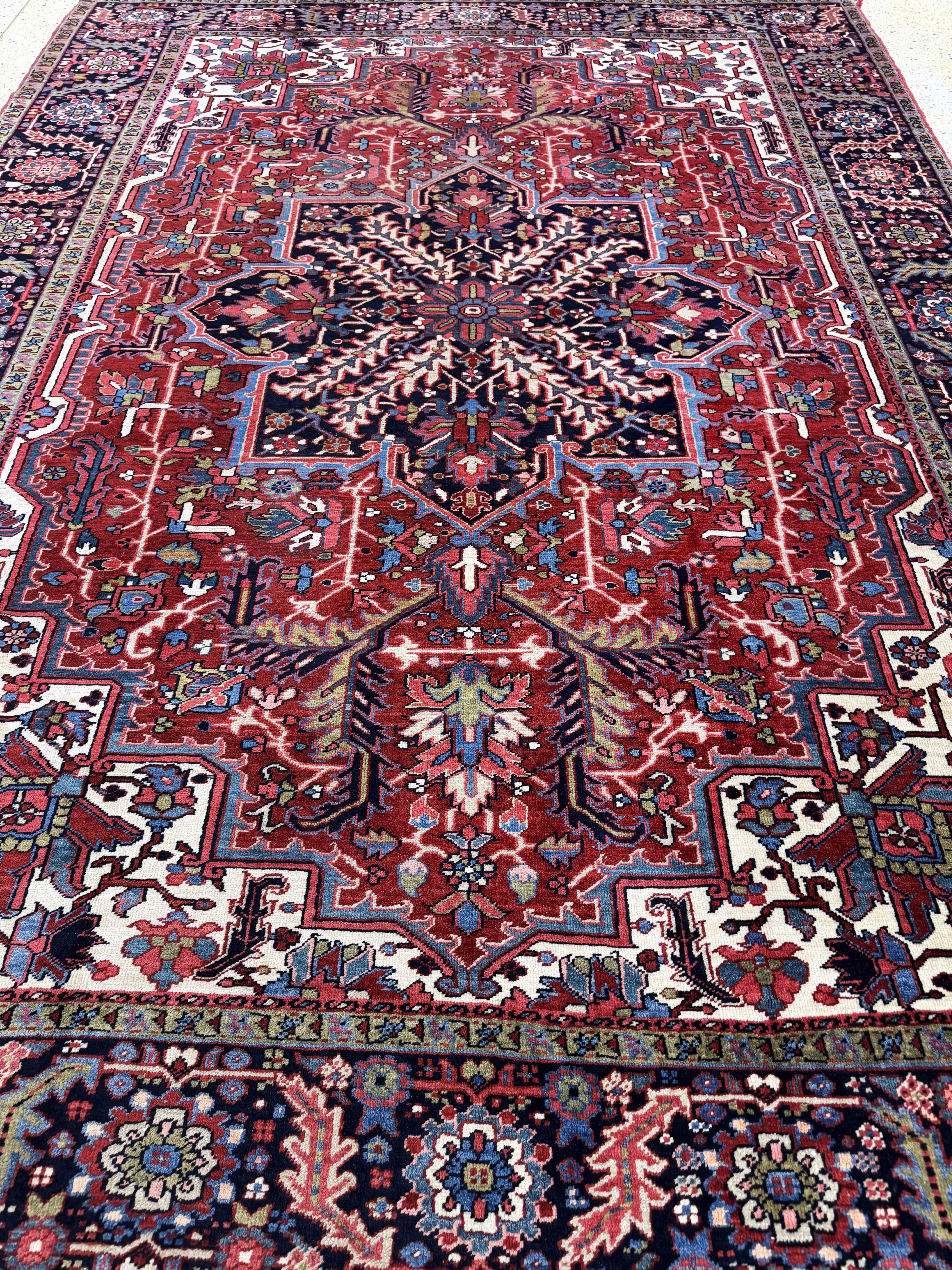 Detail j: Heriz alt, Persien, Anfang 20.Jhd, Wolle auf Baumwolle, ca. 330 x 240 cm, EHZ: 2, (Ränder leicht beschädigt)