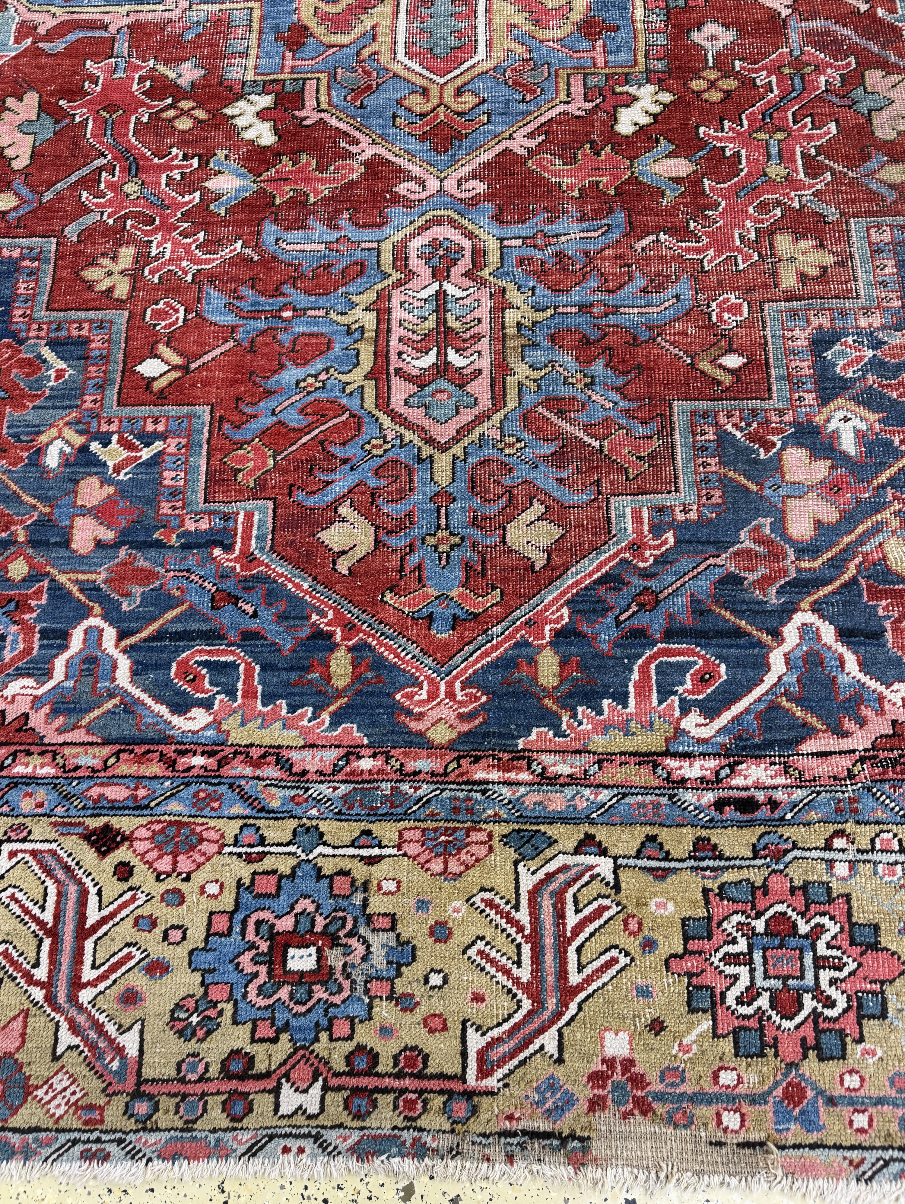Detail b: Antiker Heriz, Persien, 19.Jhd, Wolle auf Baumwolle, ca. 415 x 340 cm, Mottenfraß, EHZ: 3