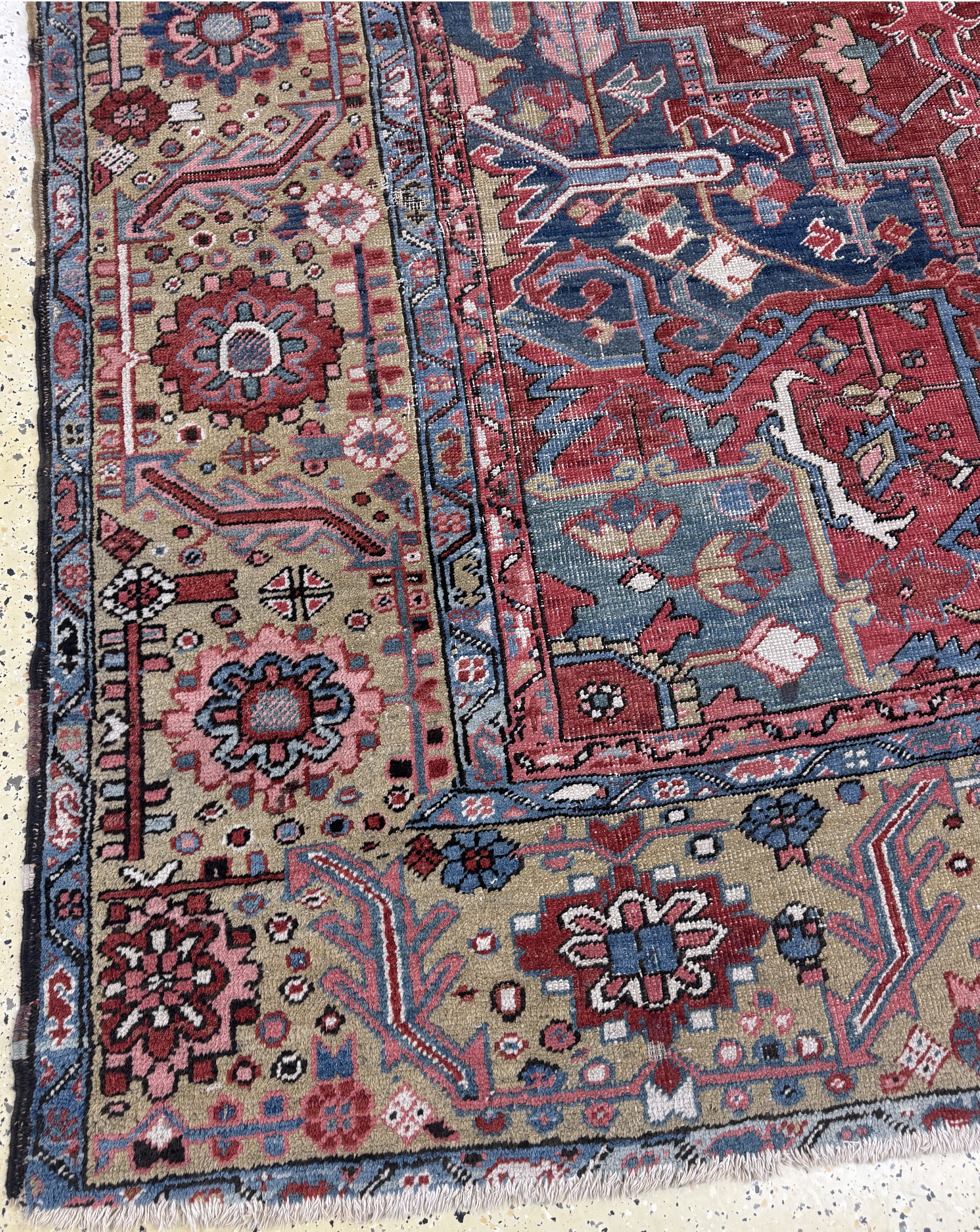 Detail c: Antiker Heriz, Persien, 19.Jhd, Wolle auf Baumwolle, ca. 415 x 340 cm, Mottenfraß, EHZ: 3