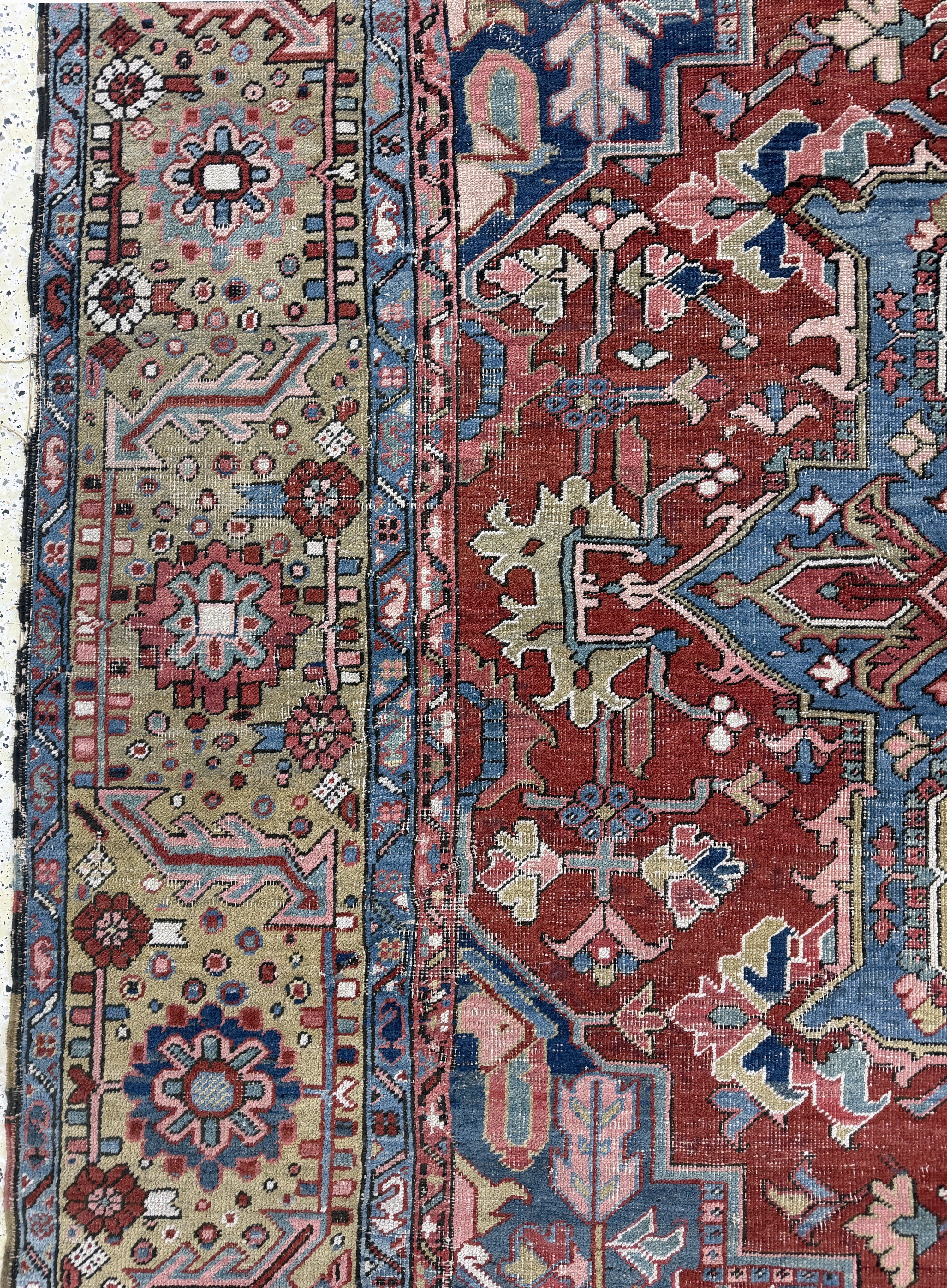 Detail d: Antiker Heriz, Persien, 19.Jhd, Wolle auf Baumwolle, ca. 415 x 340 cm, Mottenfraß, EHZ: 3