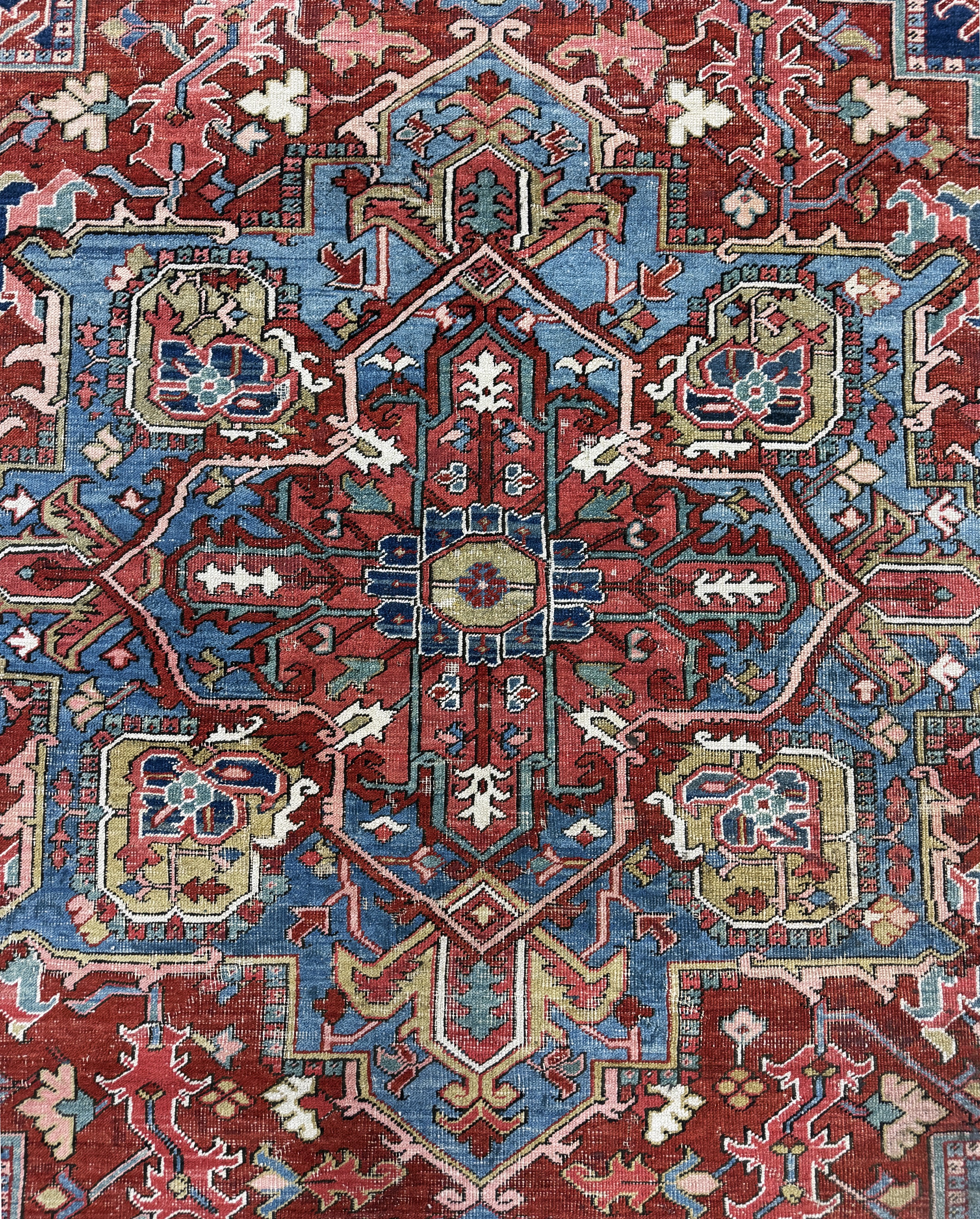 Detail e: Antiker Heriz, Persien, 19.Jhd, Wolle auf Baumwolle, ca. 415 x 340 cm, Mottenfraß, EHZ: 3