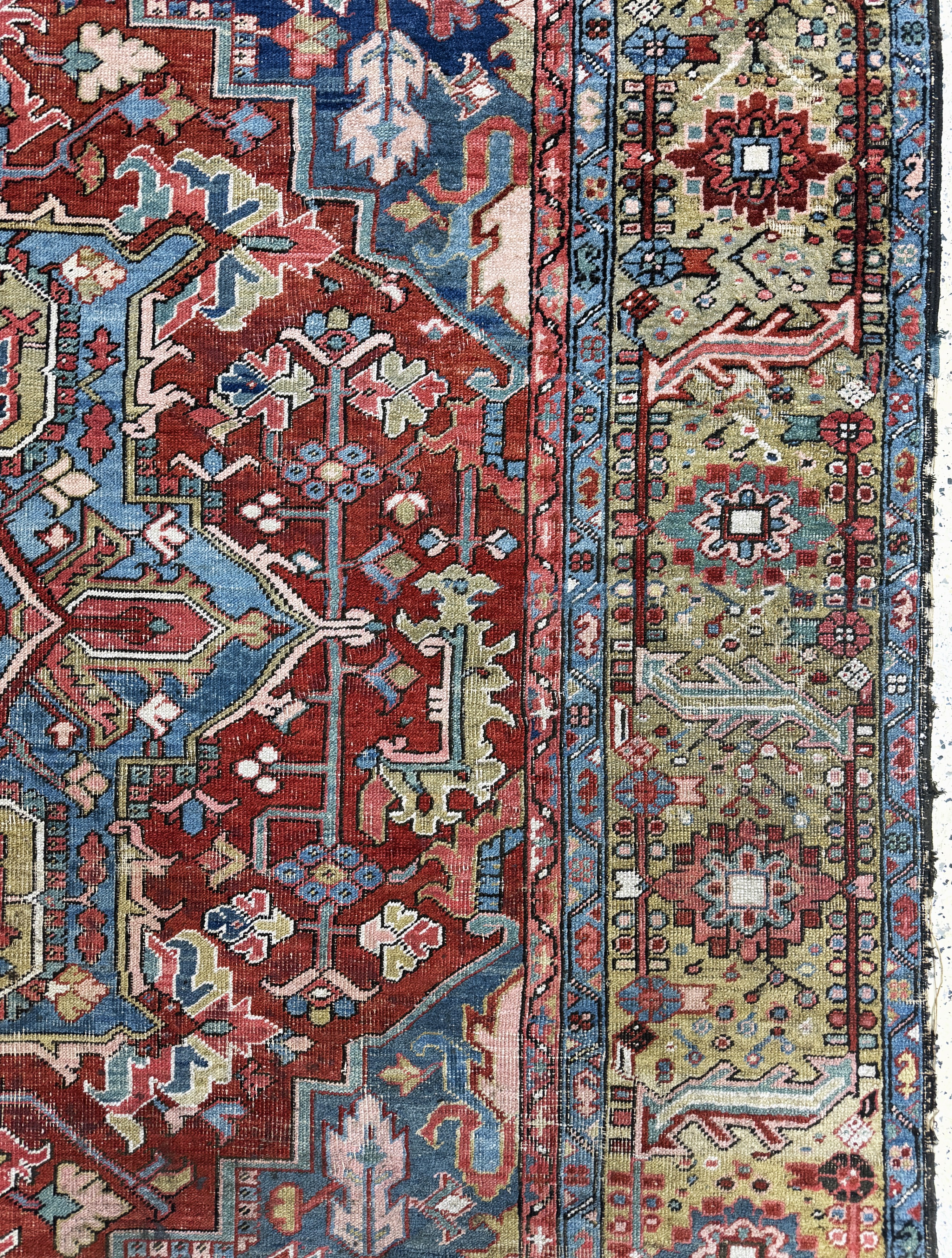 Detail f: Antiker Heriz, Persien, 19.Jhd, Wolle auf Baumwolle, ca. 415 x 340 cm, Mottenfraß, EHZ: 3