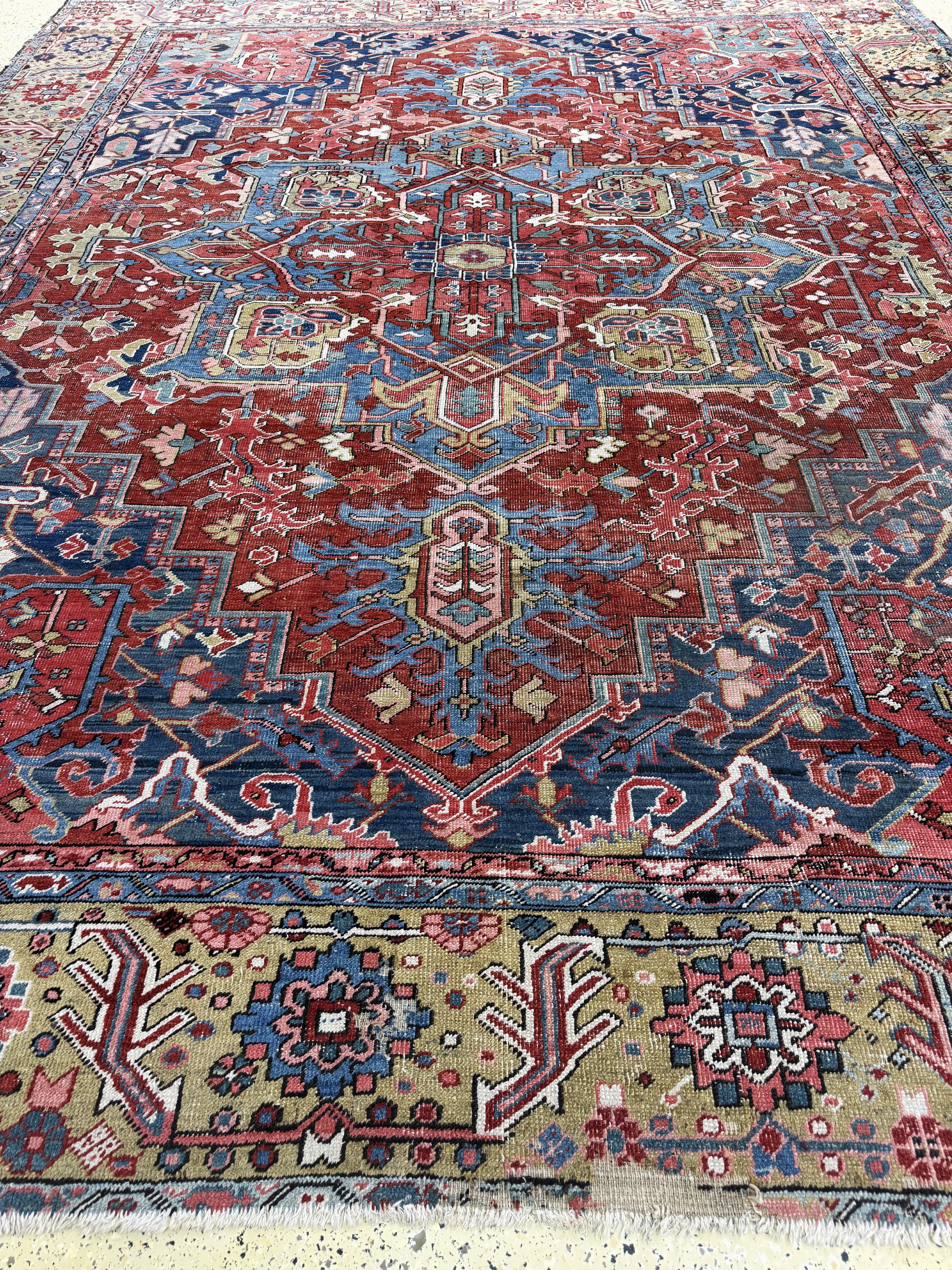 Detail j: Antiker Heriz, Persien, 19.Jhd, Wolle auf Baumwolle, ca. 415 x 340 cm, Mottenfraß, EHZ: 3