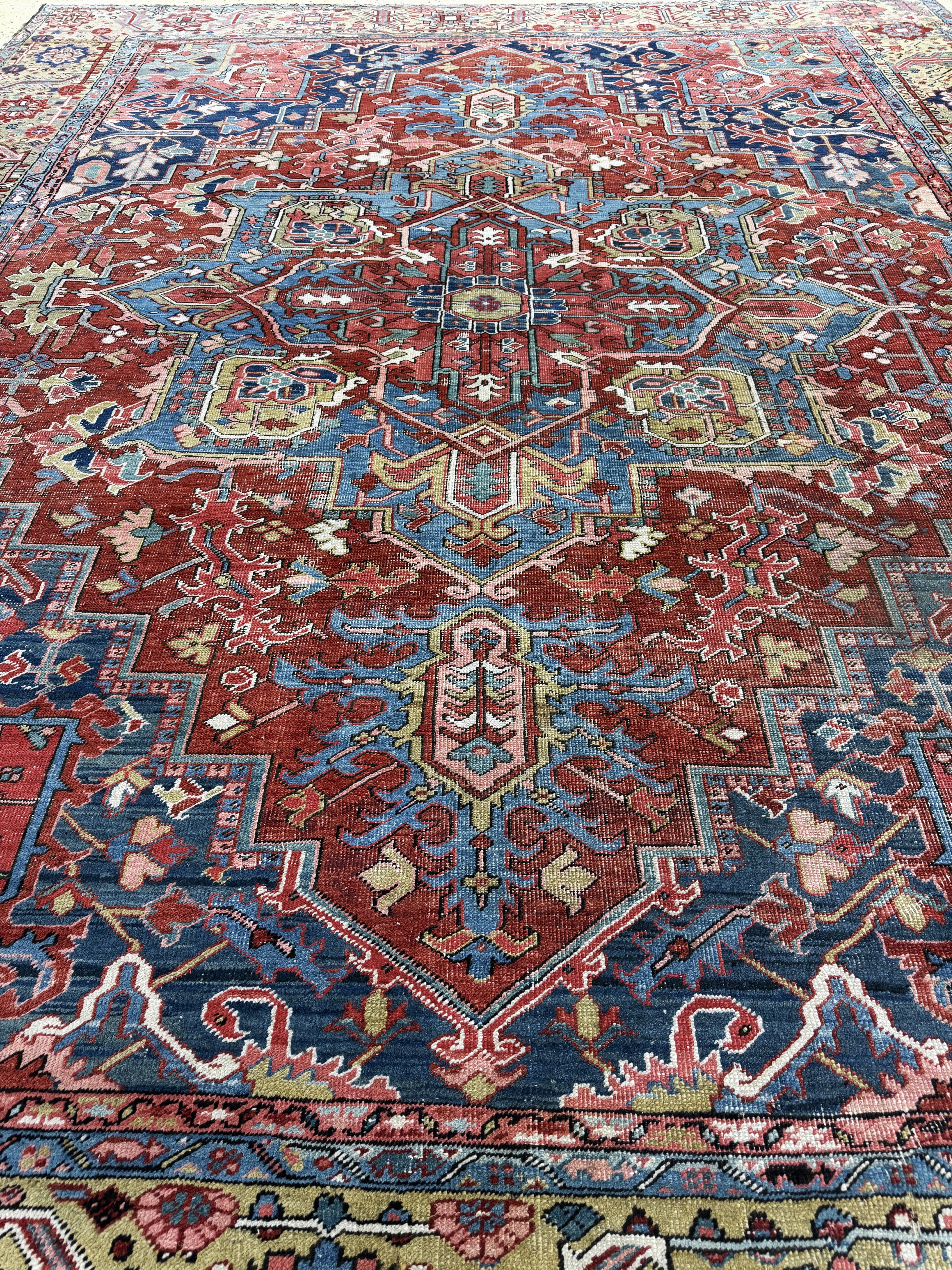 Detail k: Antiker Heriz, Persien, 19.Jhd, Wolle auf Baumwolle, ca. 415 x 340 cm, Mottenfraß, EHZ: 3