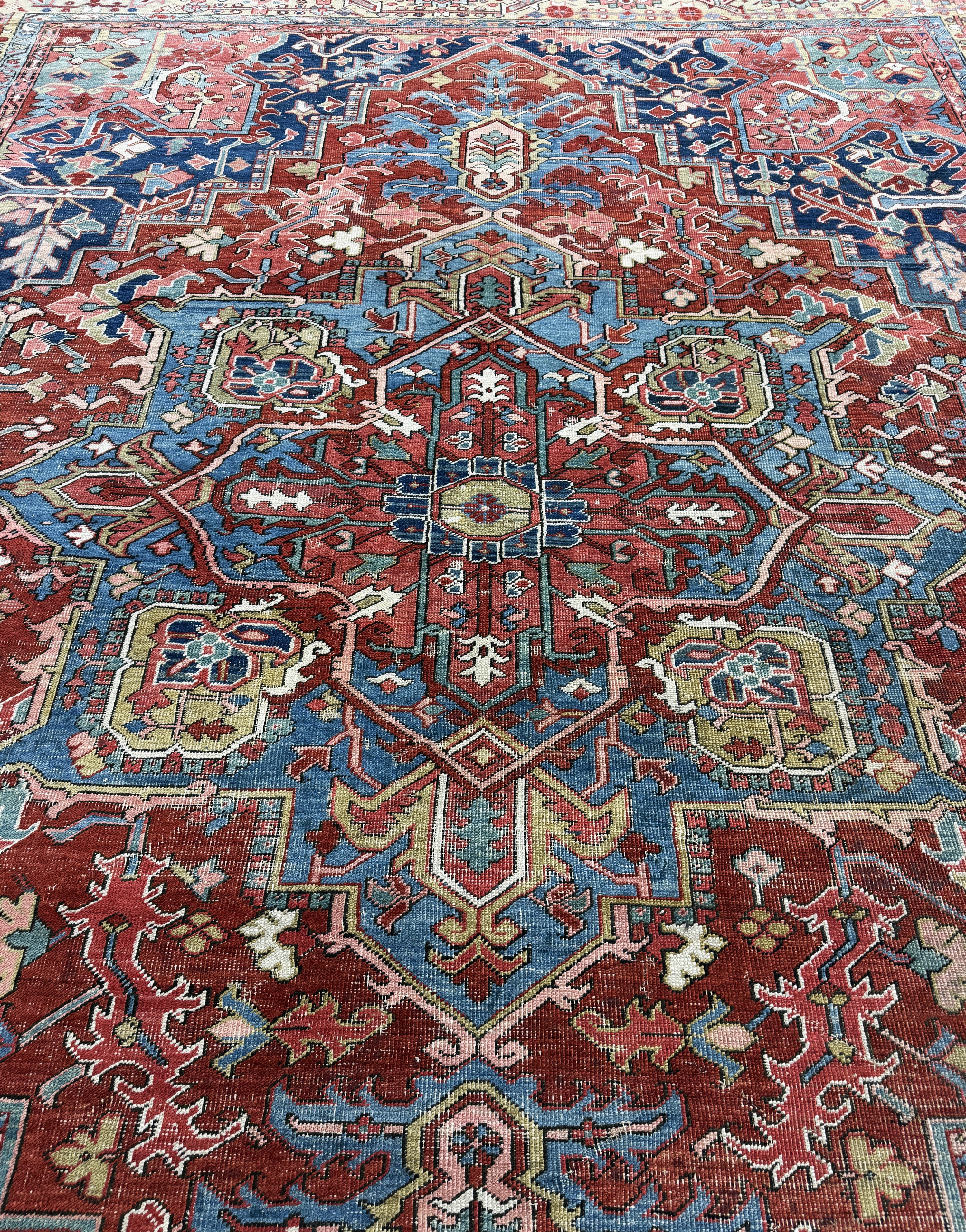 Detail l: Antiker Heriz, Persien, 19.Jhd, Wolle auf Baumwolle, ca. 415 x 340 cm, Mottenfraß, EHZ: 3