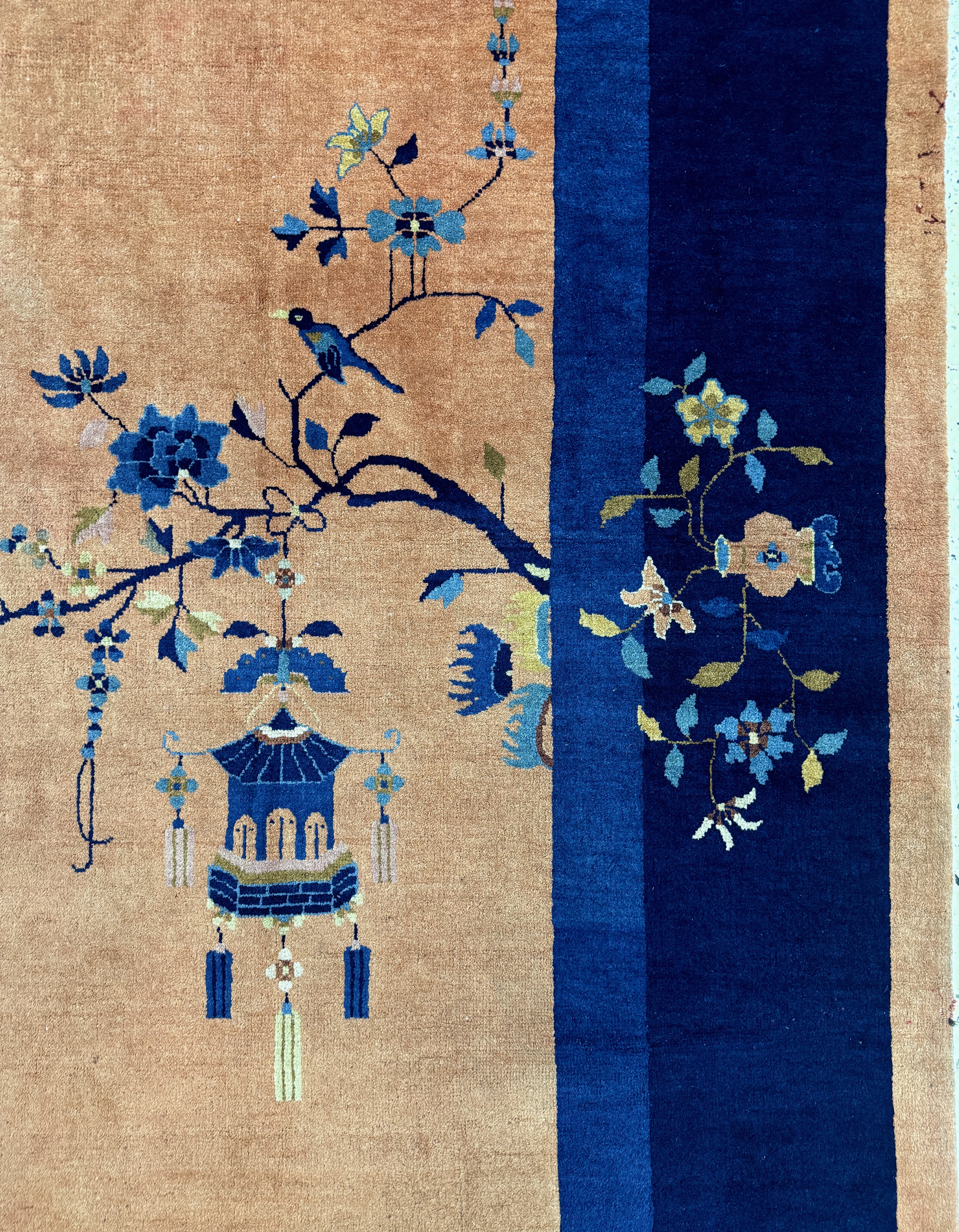 Detail e: Peking antik, China, um 1900, Wolle auf Baumwolle, ca. 433 x 322 cm, Mottenfraß, EHZ: 3(gereinigt)