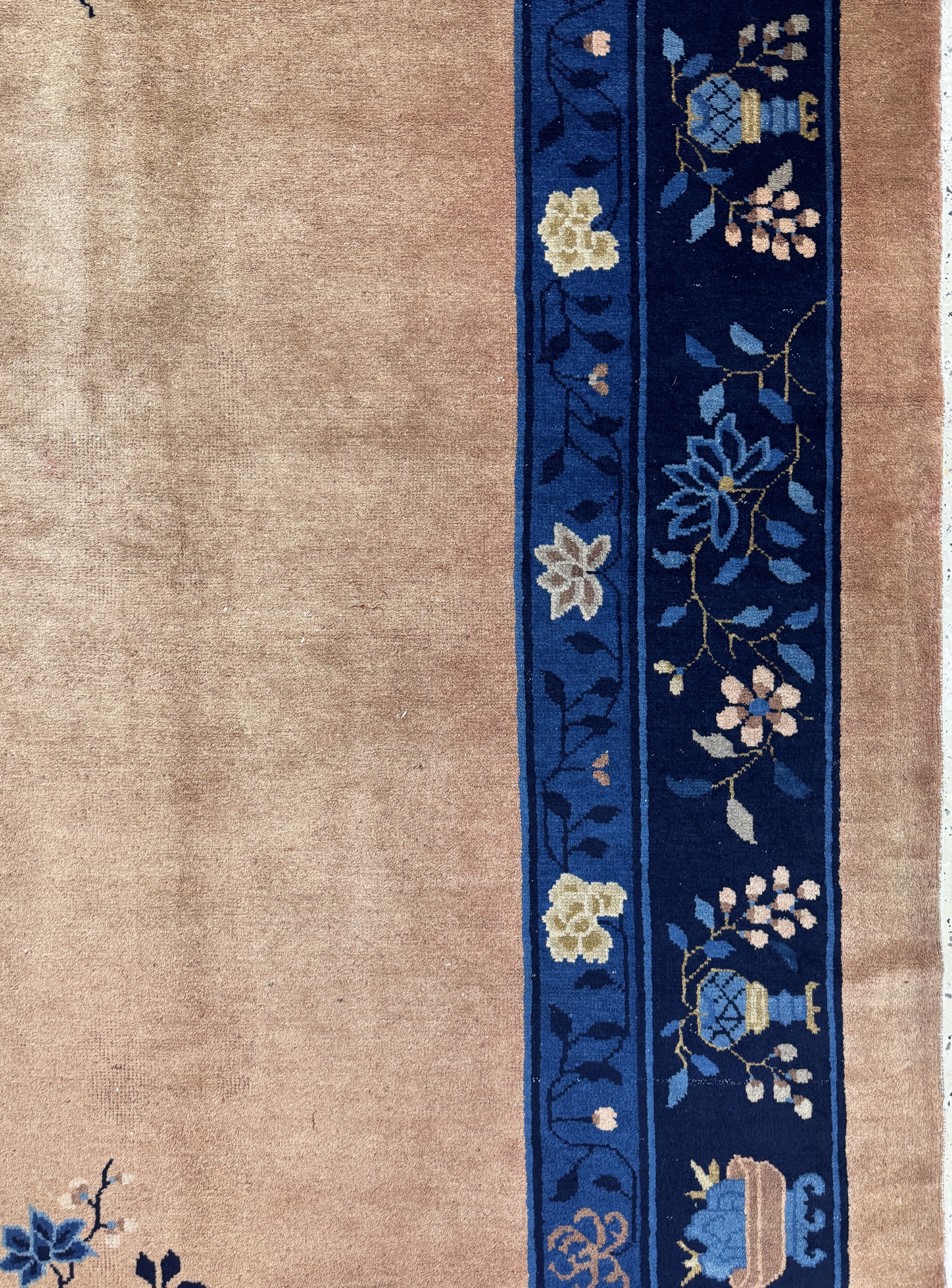 Detail e: Peking antik, China, um 1900, Wolle auf Baumwolle, ca. 470 x 320 cm, Mottenfraß, EHZ: 3(gereinigt)