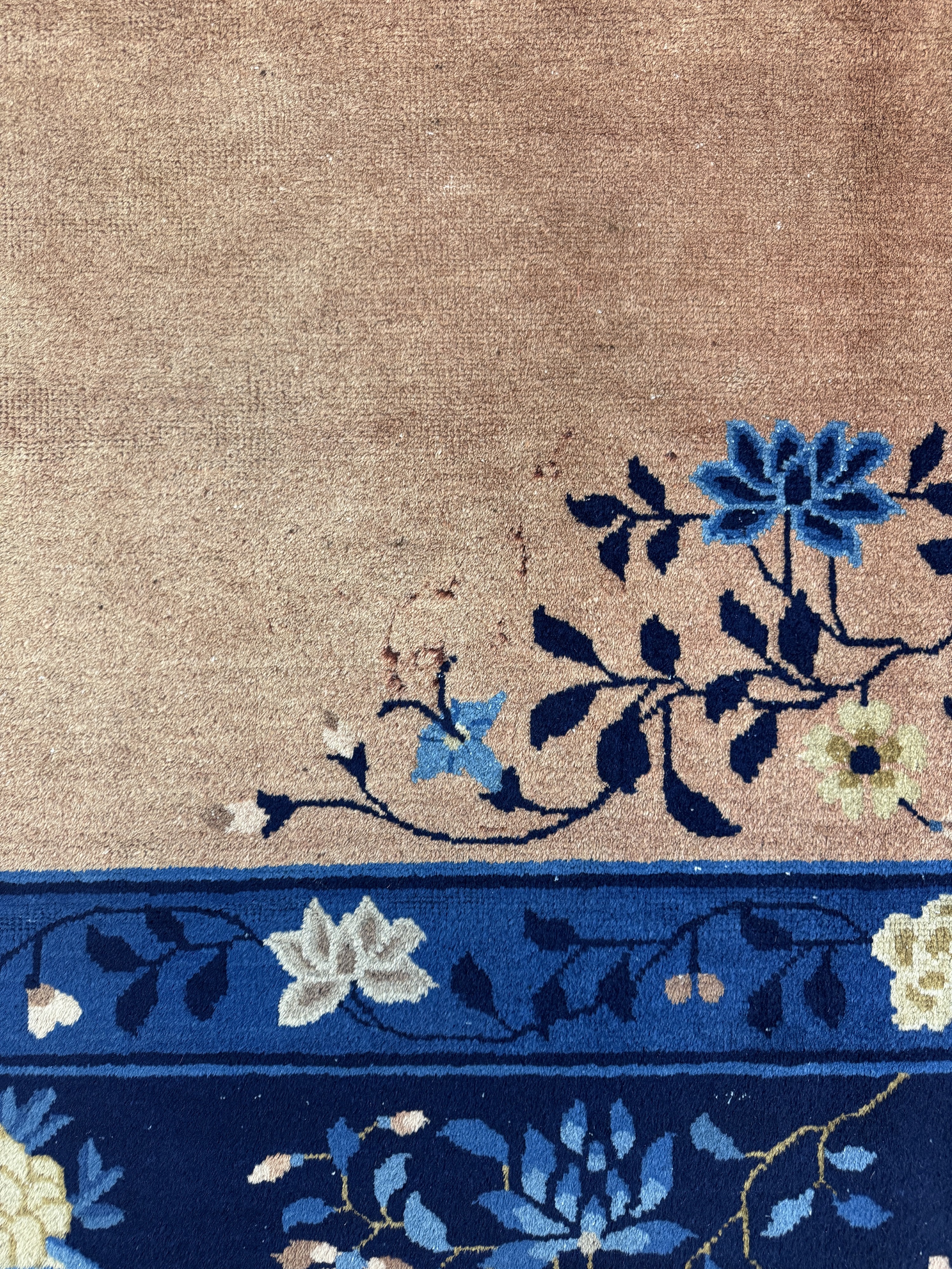 Detail i: Peking antik, China, um 1900, Wolle auf Baumwolle, ca. 470 x 320 cm, Mottenfraß, EHZ: 3(gereinigt)