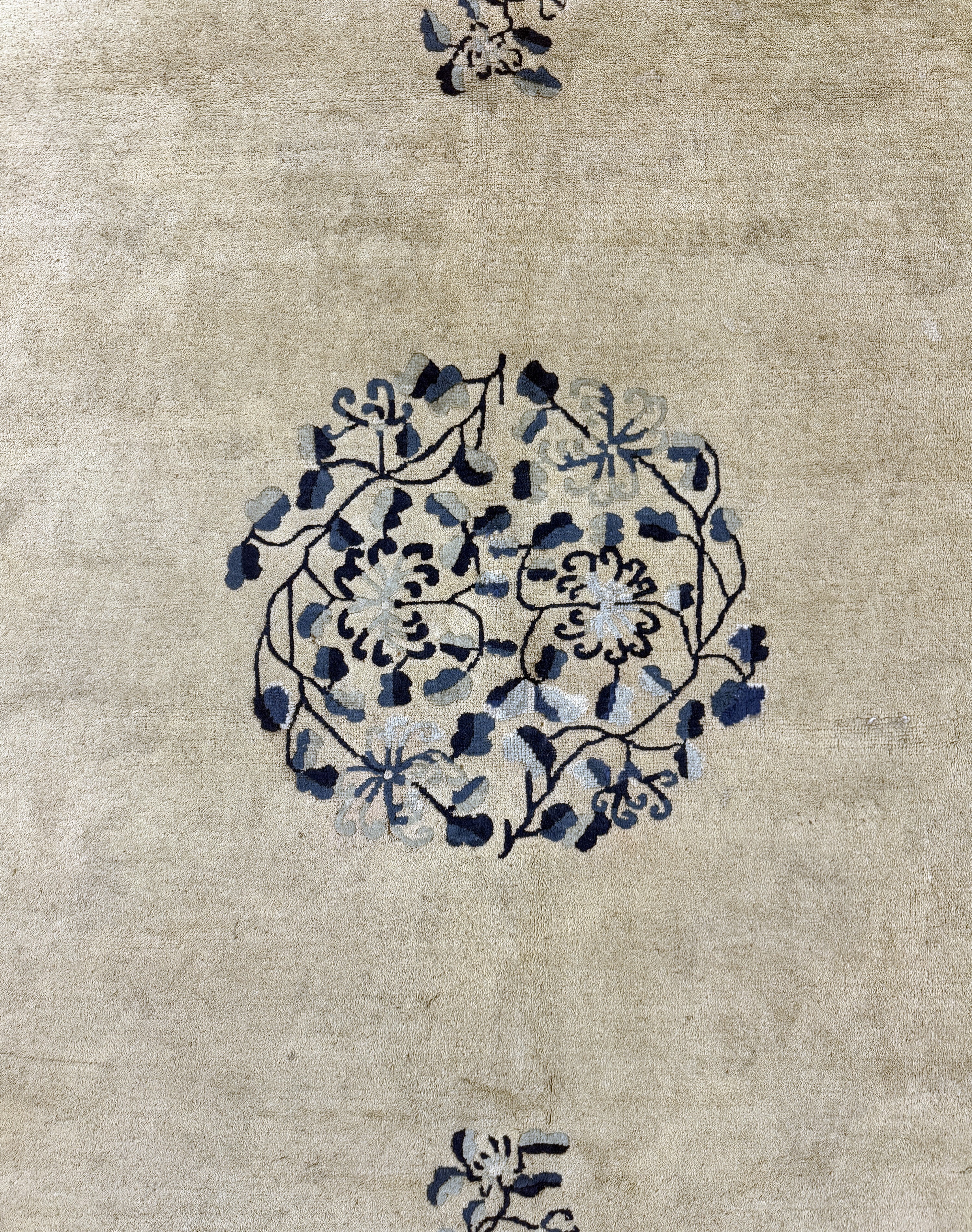 Detail d: Peking antik, China, um 1900, Wolle auf Baumwolle, ca. 340 x 270 cm, gereinigt, EHZ: 3(restauriert)