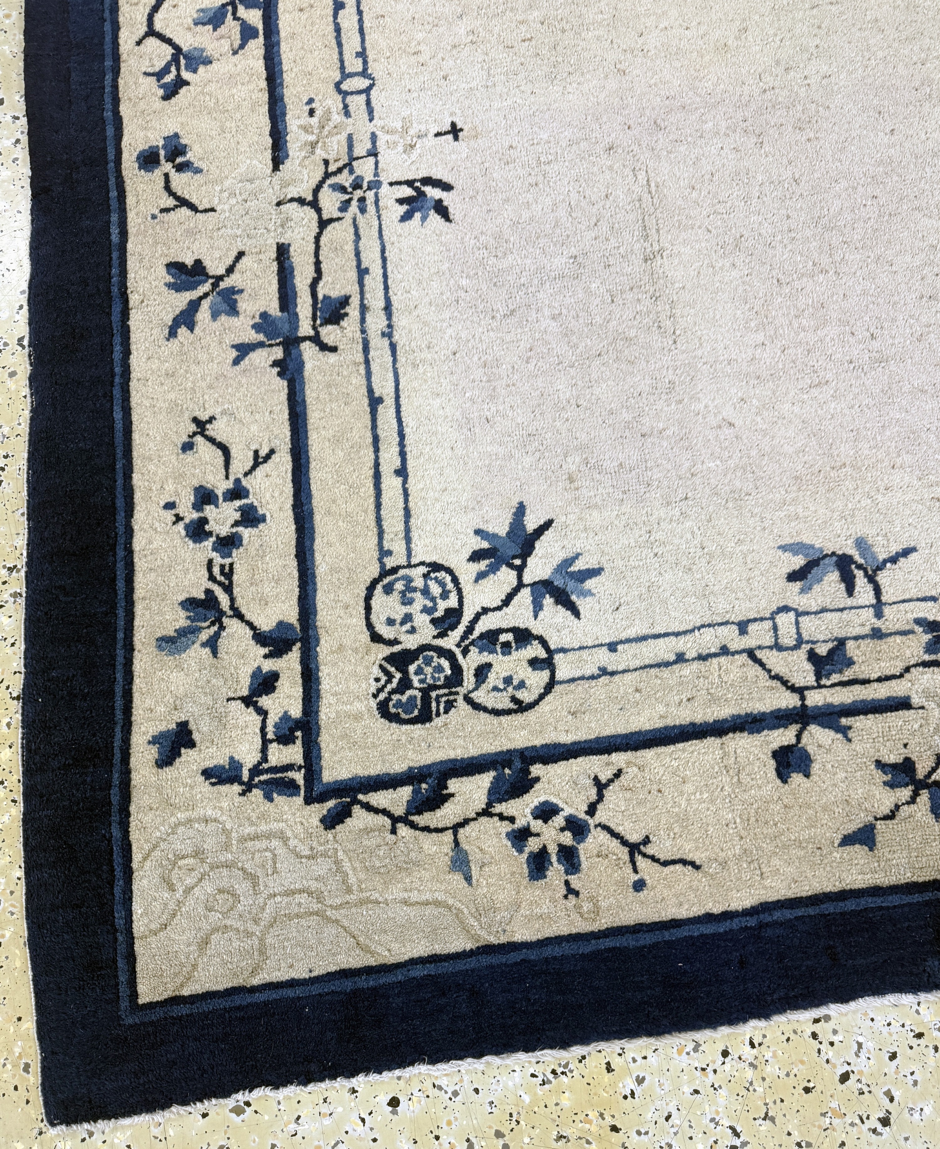 Detail h: Peking antik, China, um 1900, Wolle auf Baumwolle, ca. 350 x 267 cm, gereinigt, EHZ: 3(restauriert)