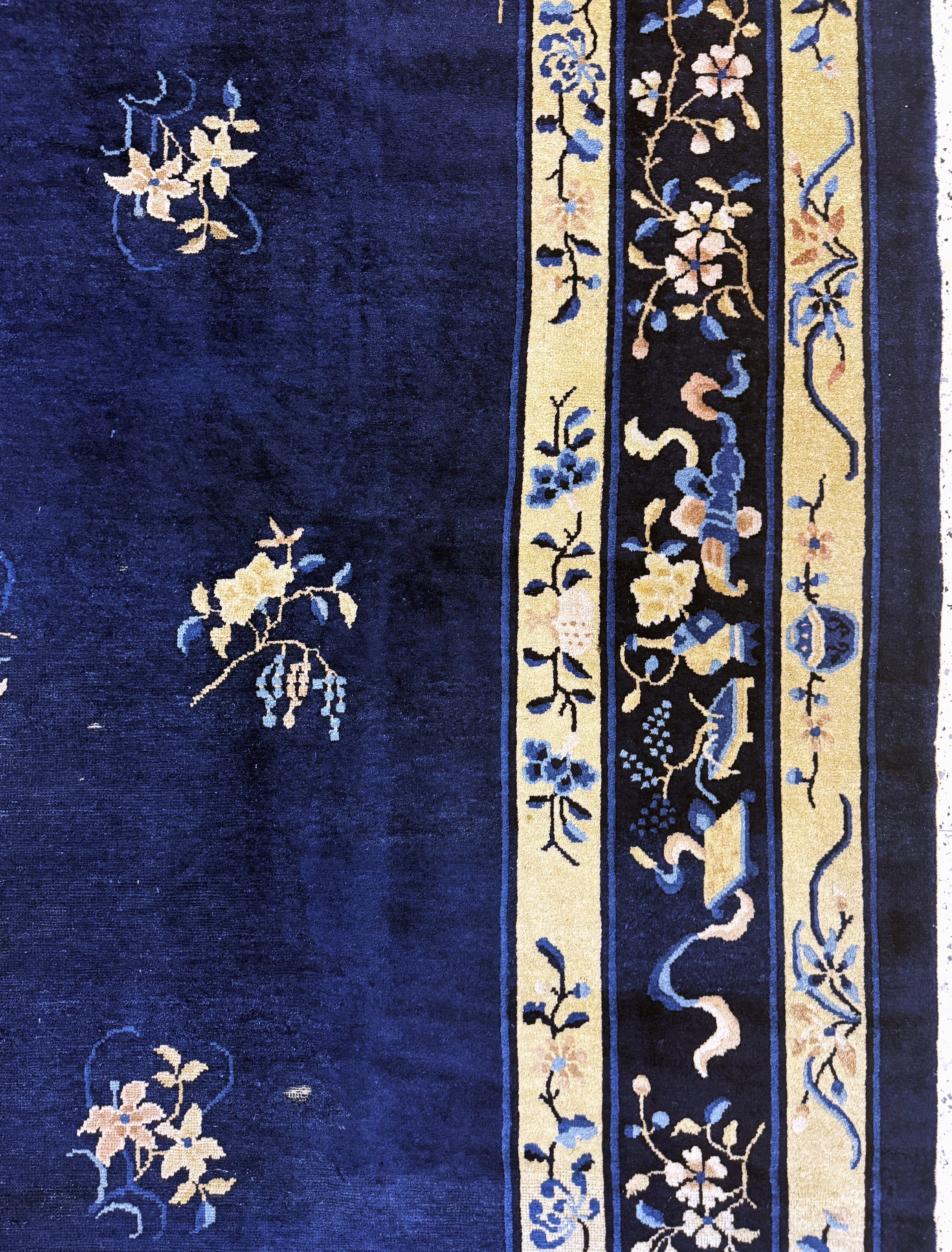 Detail e: Peking antik, China, um 1900, Wolle auf Baumwolle, ca. 357 x 273 cm, gereinigt, EHZ: 3-4(restauriert)
