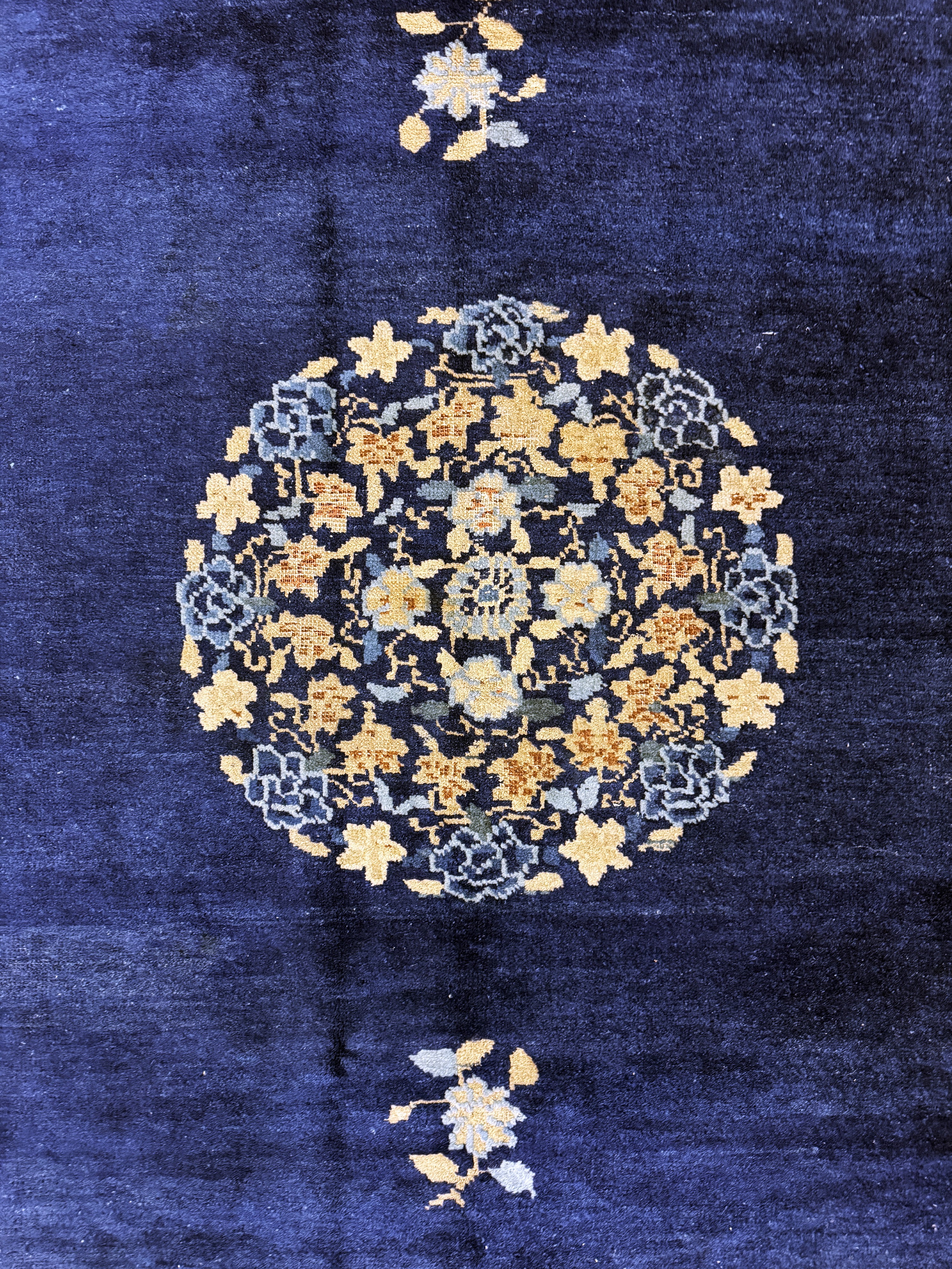 Detail d: Peking antik, China, um 1900, Wolle auf Baumwolle, ca. 357 x 270 cm, EHZ: 4, (restauriert)