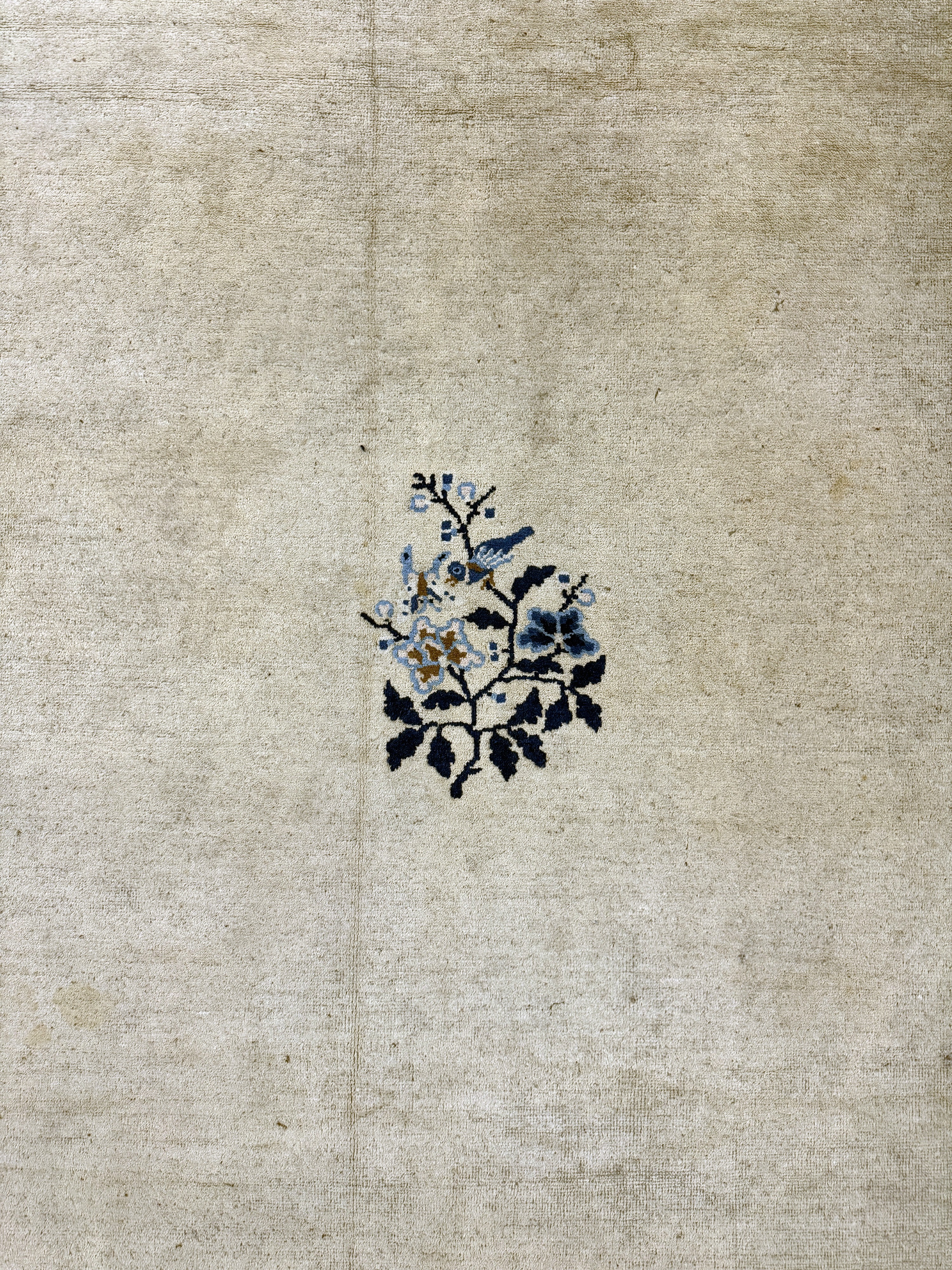Detail c: Peking antik, China, um 1900, Wolle auf Baumwolle, ca. 350 x 277 cm, Mottenfraß, EHZ: 4(gereinigt)