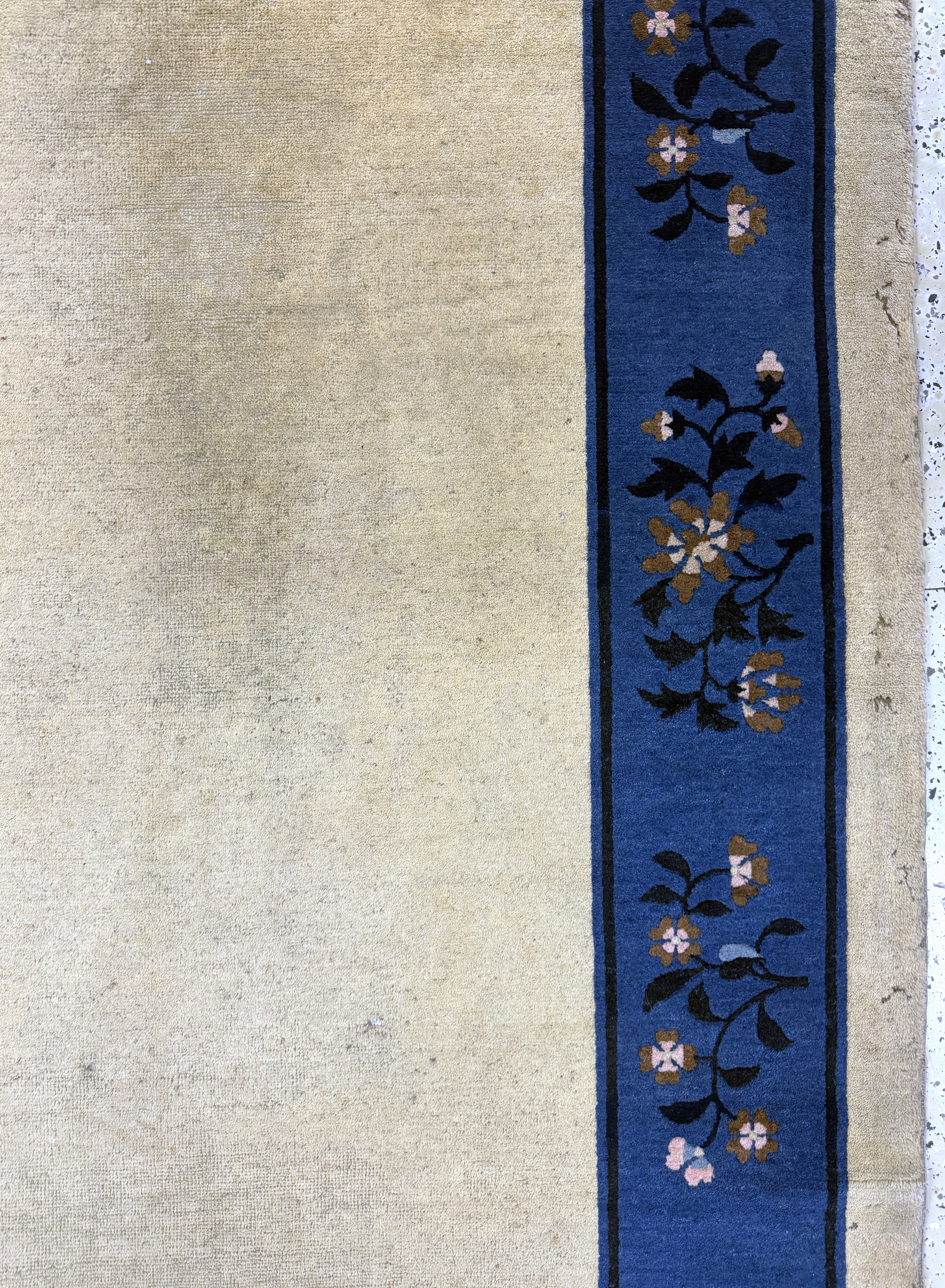 Detail e: Peking antik, China, um 1900, Wolle auf Baumwolle, ca. 350 x 277 cm, Mottenfraß, EHZ: 4(gereinigt)