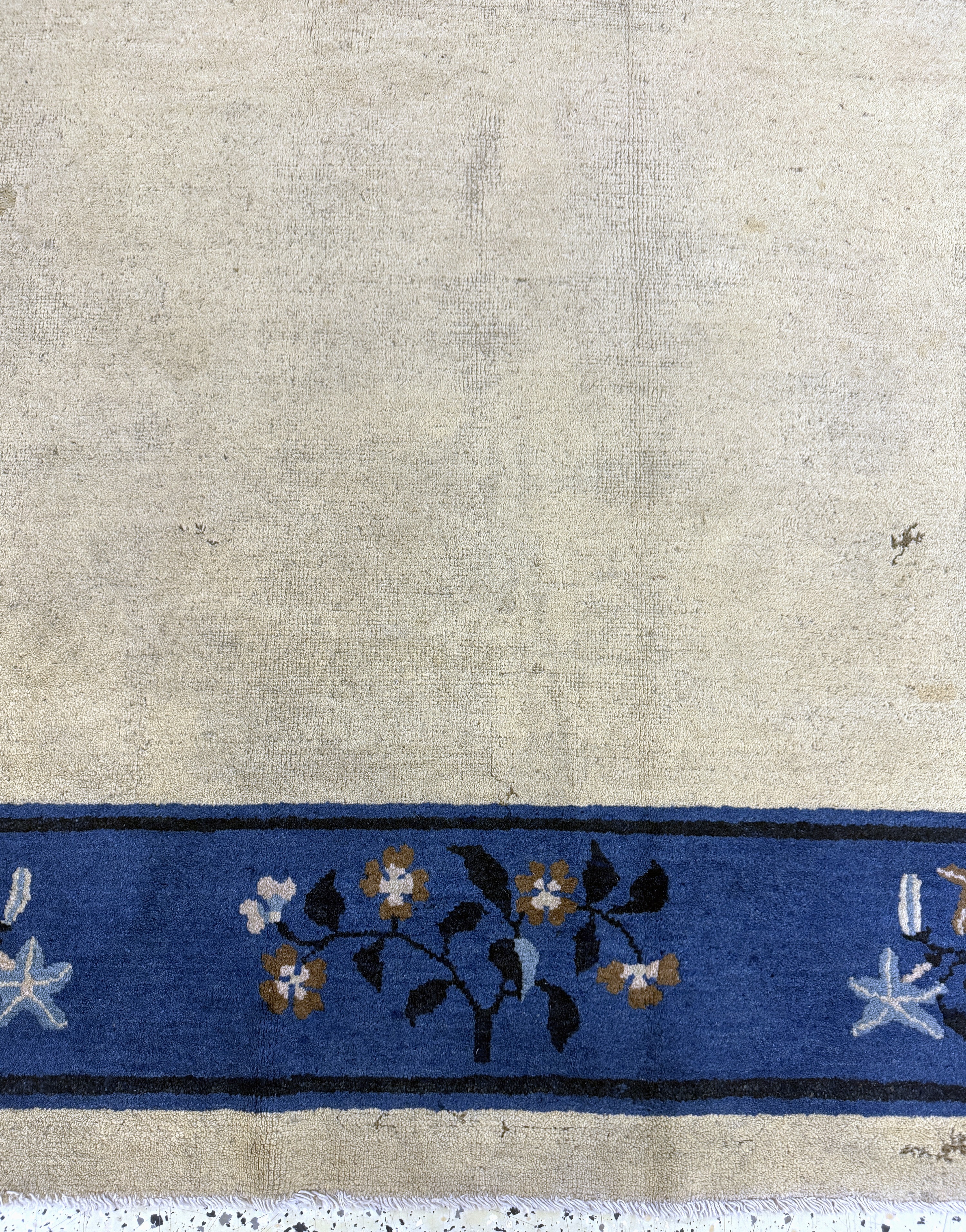 Detail g: Peking antik, China, um 1900, Wolle auf Baumwolle, ca. 350 x 277 cm, Mottenfraß, EHZ: 4(gereinigt)
