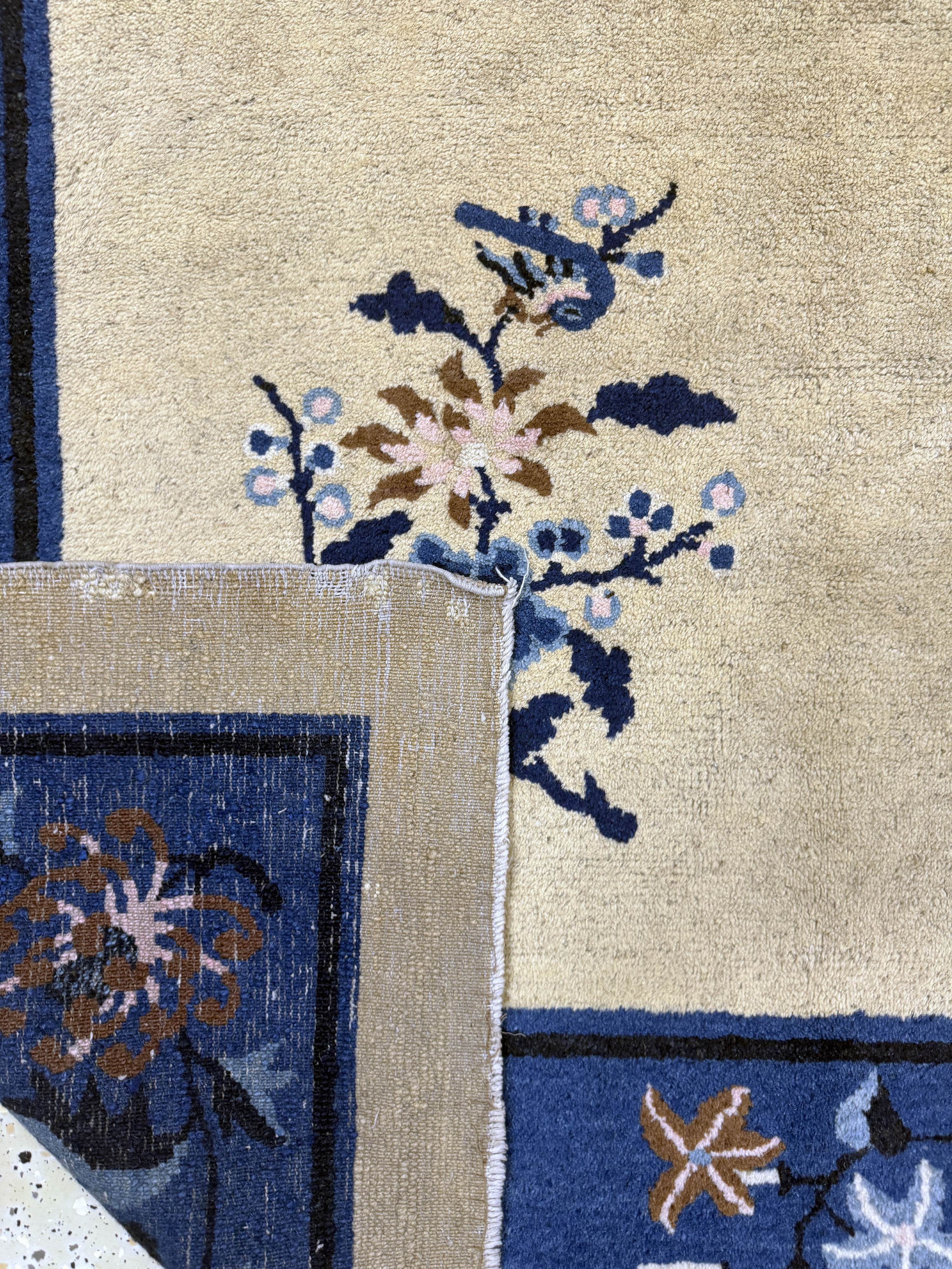 Detail j: Peking antik, China, um 1900, Wolle auf Baumwolle, ca. 350 x 277 cm, Mottenfraß, EHZ: 4(gereinigt)