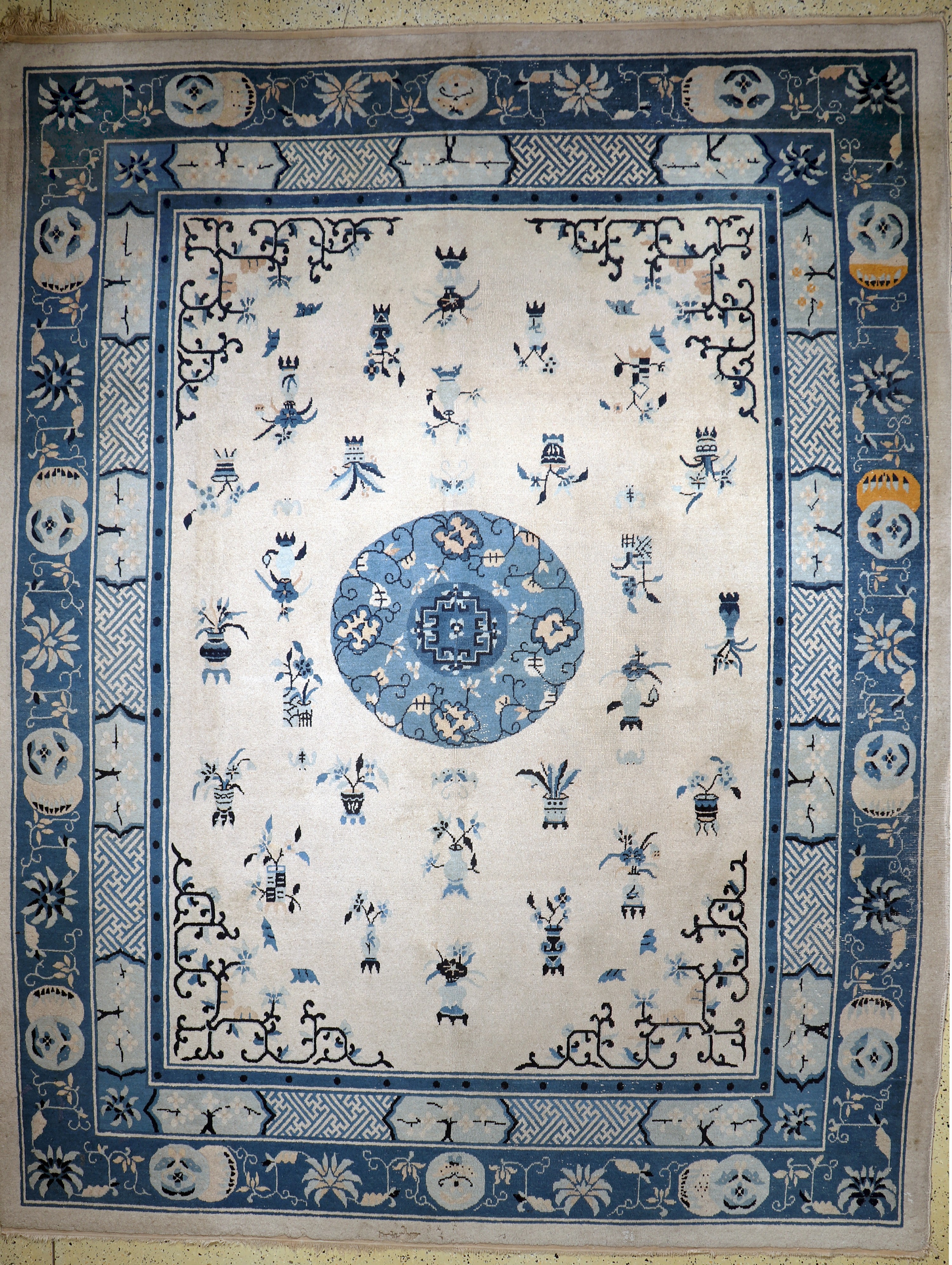 Image 27112234 - Peking antik, China, um 1900, Wolle auf Baumwolle, ca. 385 x 305 cm, Mottenfraß, EHZ: ...