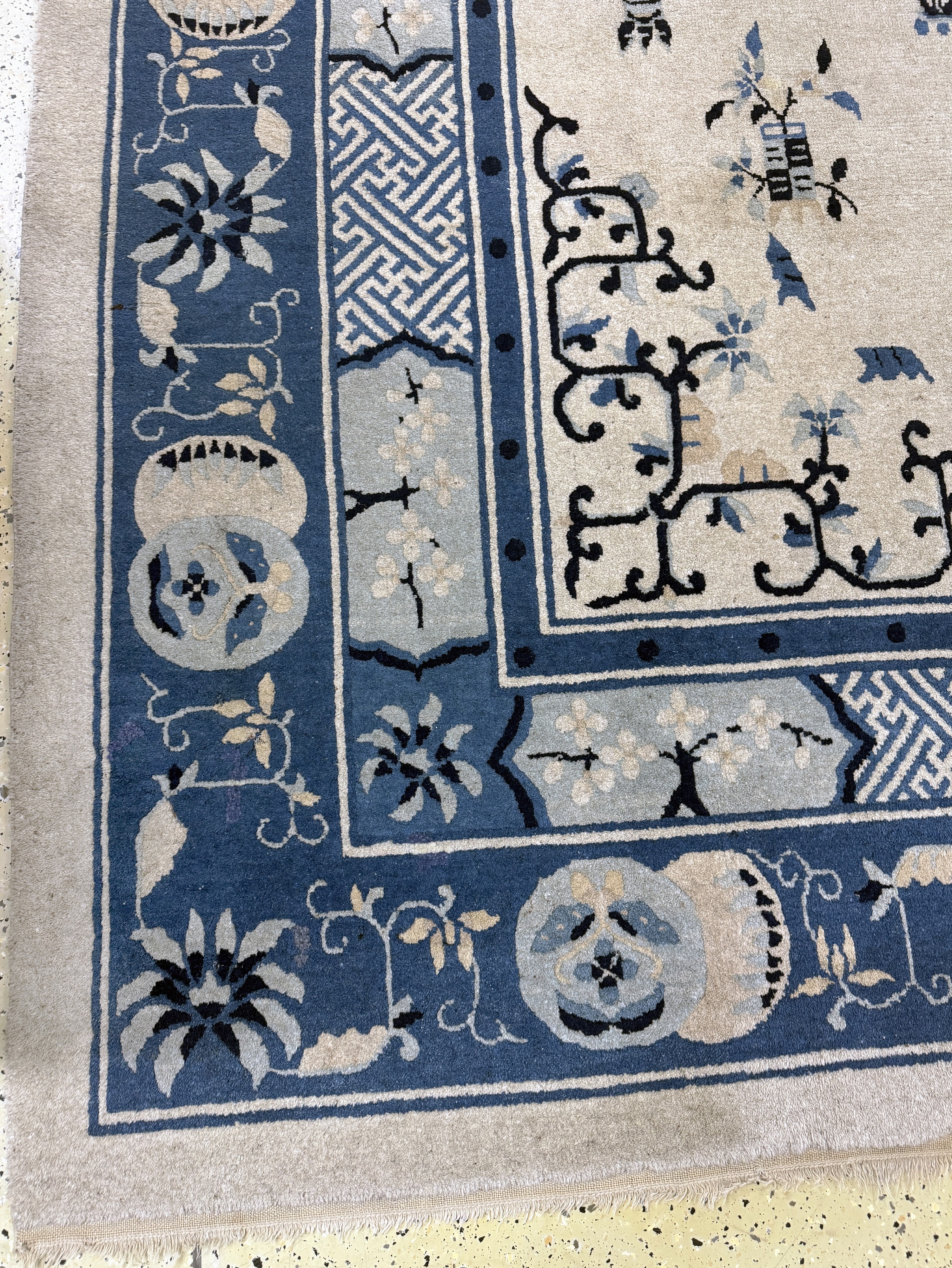 Detail b: Peking antik, China, um 1900, Wolle auf Baumwolle, ca. 385 x 305 cm, Mottenfraß, EHZ: 3