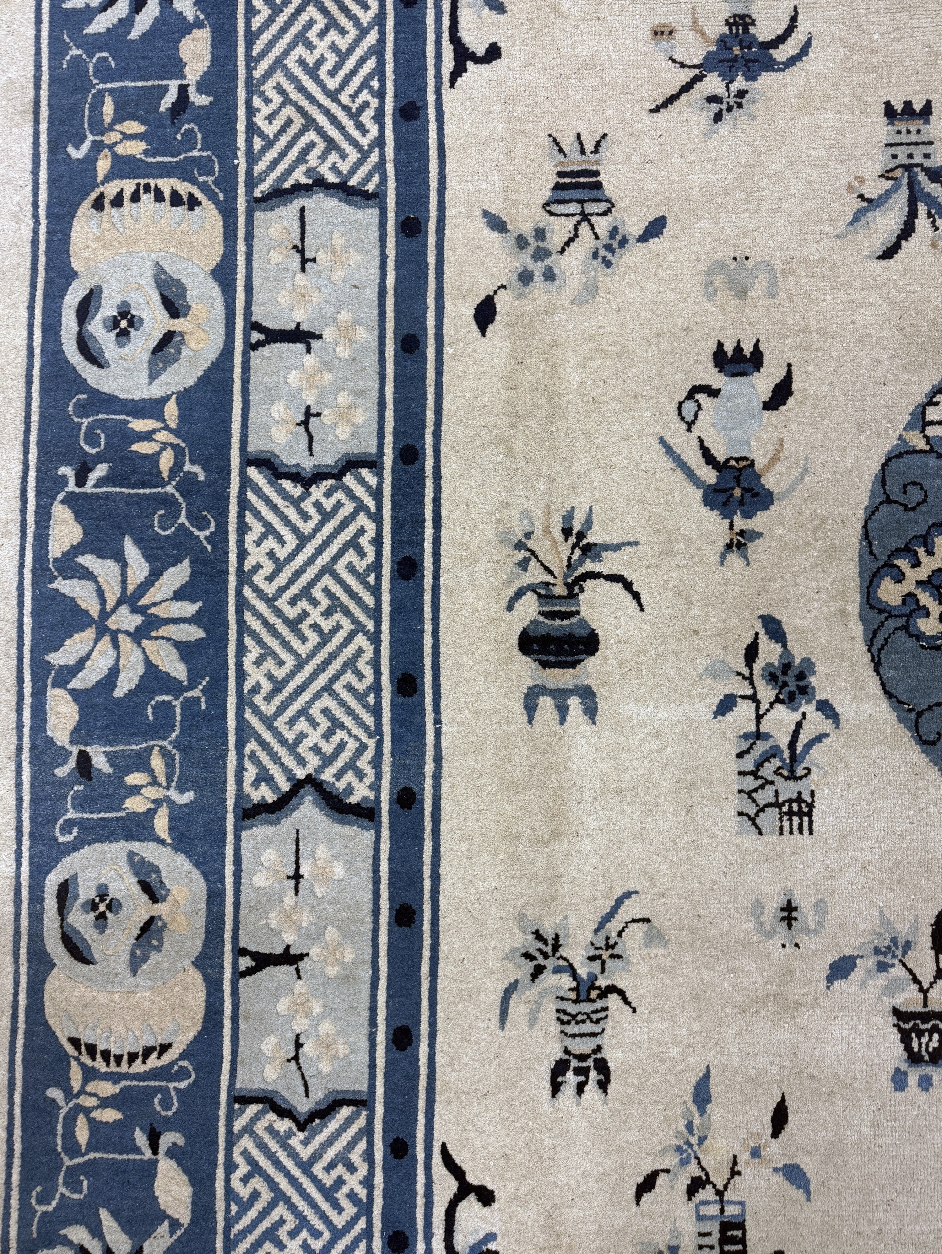Detail c: Peking antik, China, um 1900, Wolle auf Baumwolle, ca. 385 x 305 cm, Mottenfraß, EHZ: 3