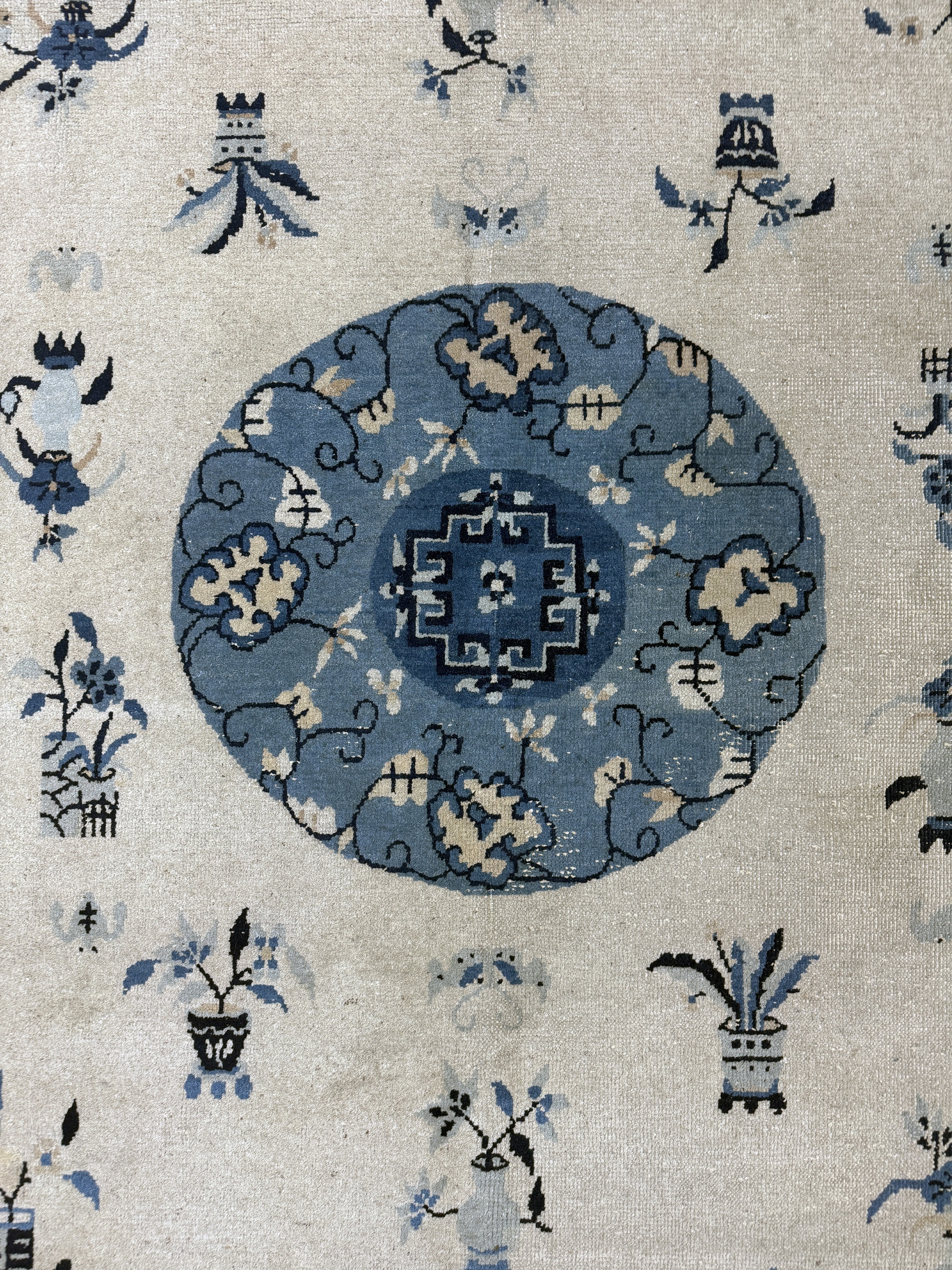 Detail d: Peking antik, China, um 1900, Wolle auf Baumwolle, ca. 385 x 305 cm, Mottenfraß, EHZ: 3