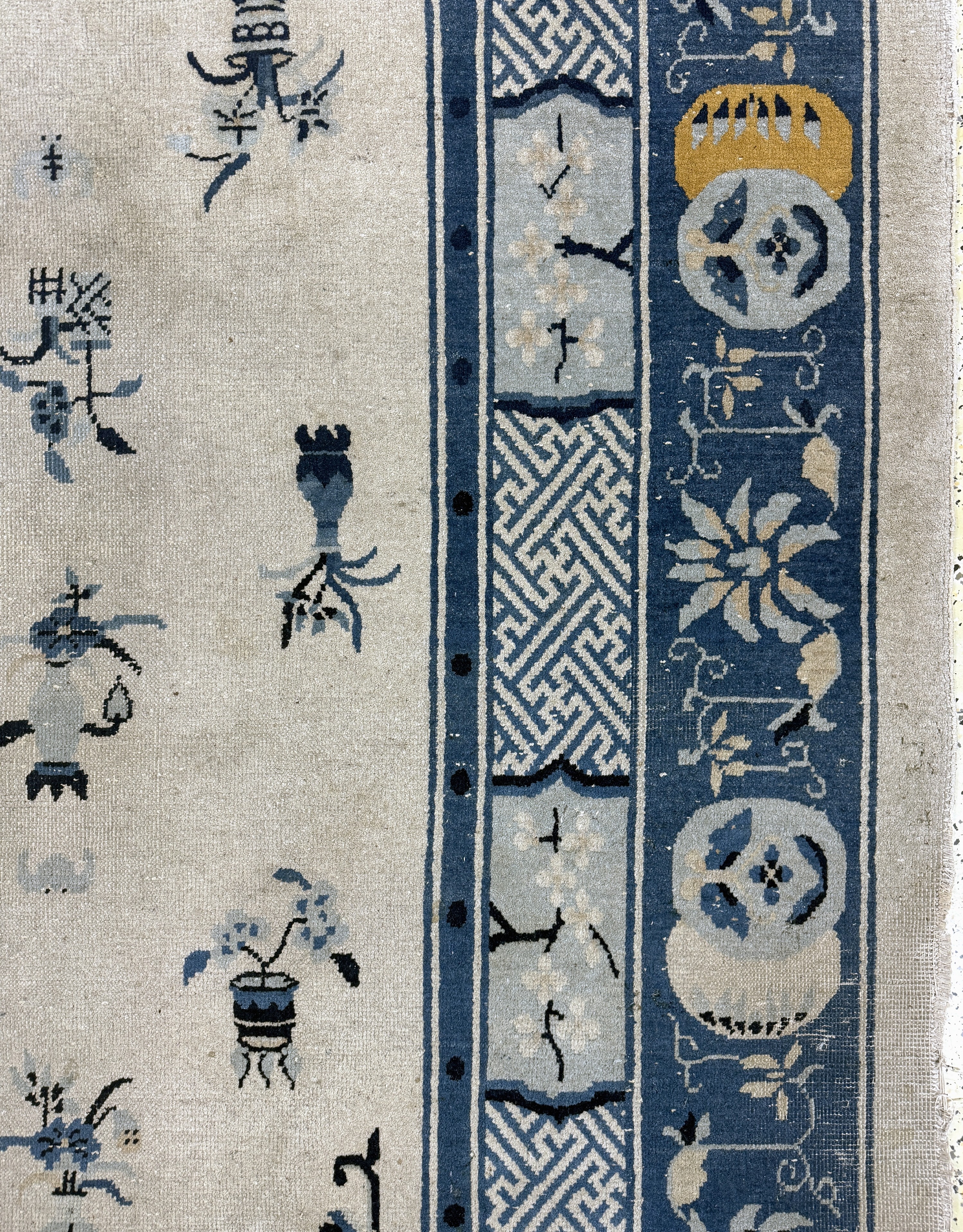 Detail e: Peking antik, China, um 1900, Wolle auf Baumwolle, ca. 385 x 305 cm, Mottenfraß, EHZ: 3