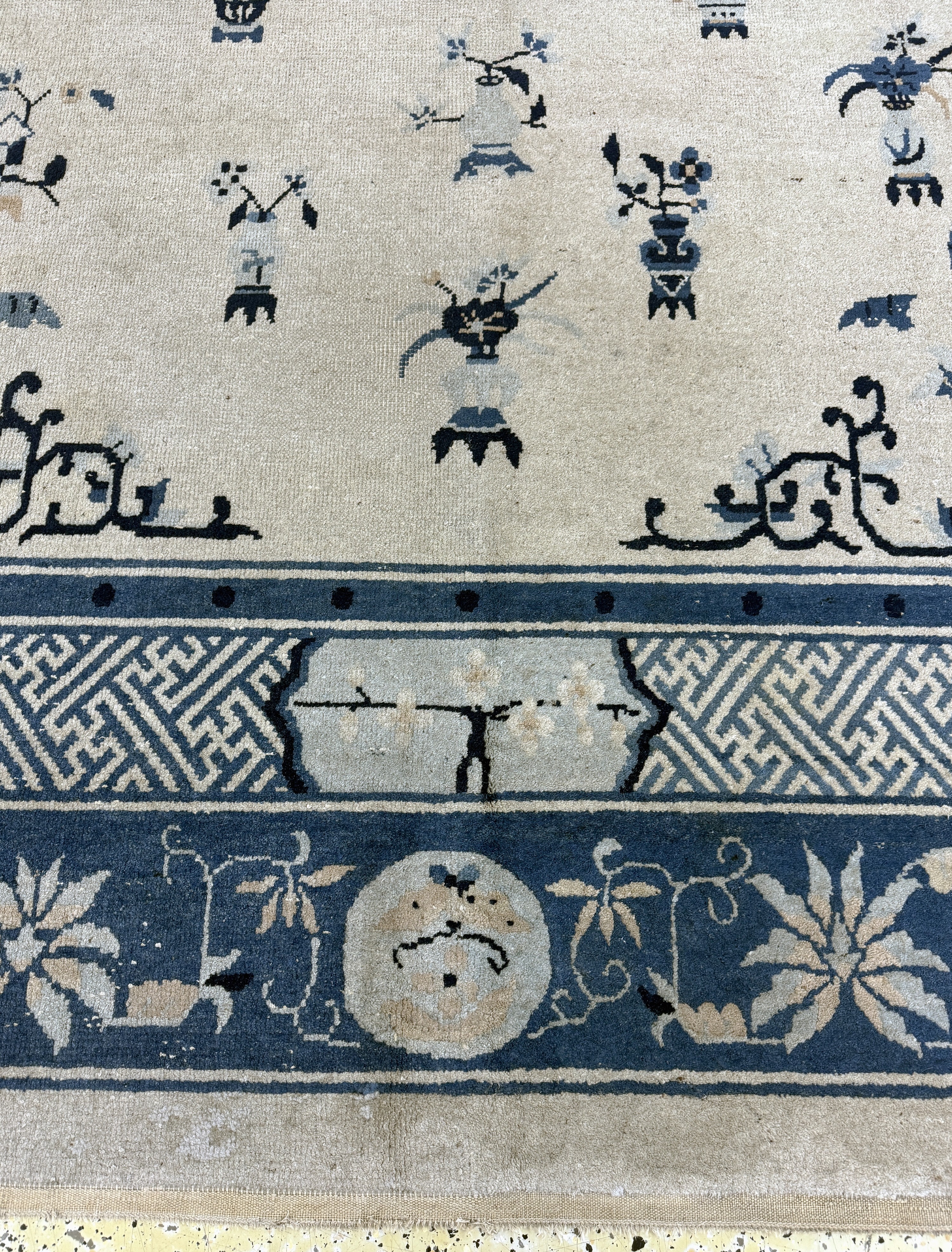 Detail g: Peking antik, China, um 1900, Wolle auf Baumwolle, ca. 385 x 305 cm, Mottenfraß, EHZ: 3