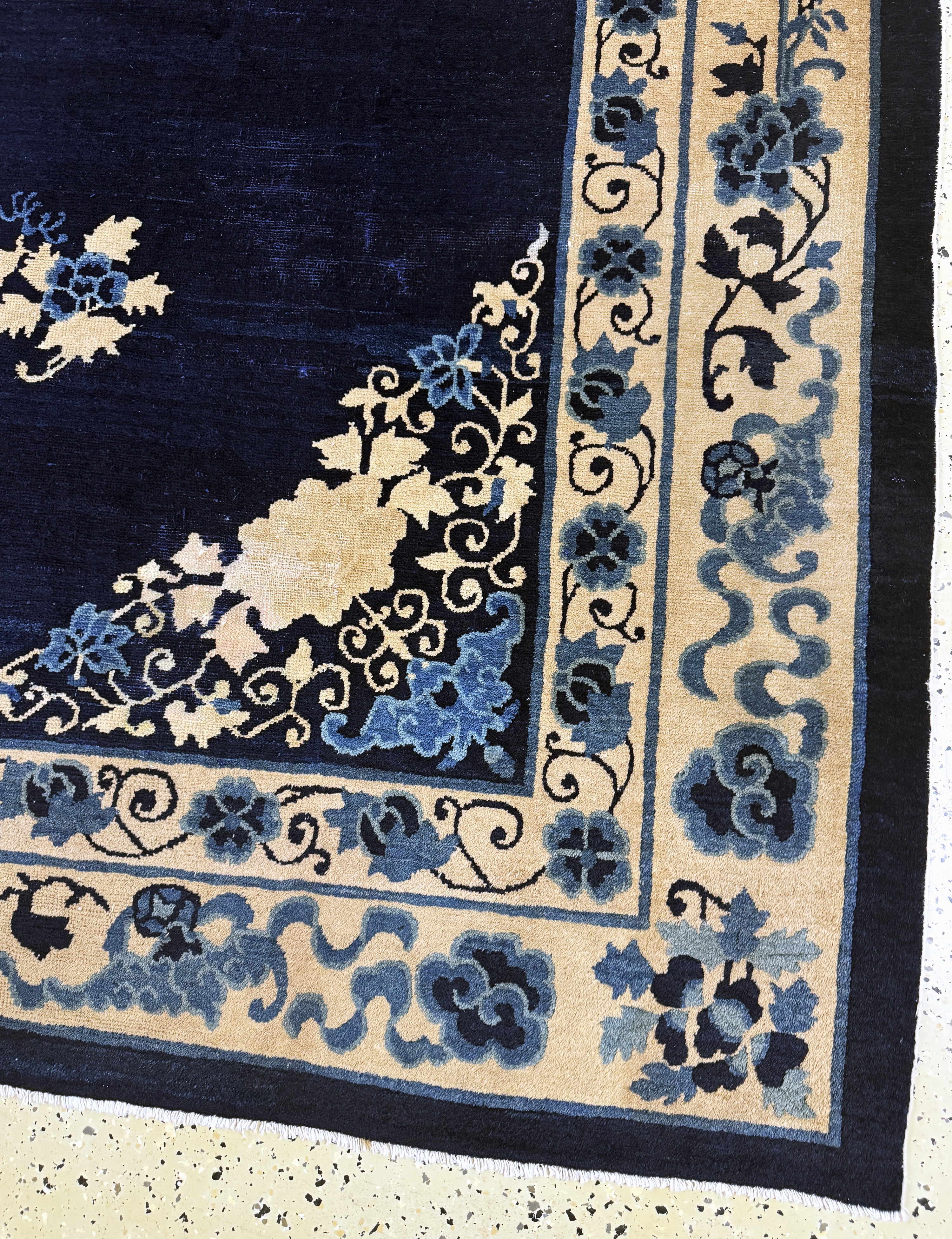 Detail a: Peking antik, China, um 1900, Wolle auf Baumwolle, ca. 350 x 276 cm, EHZ: 3, (einige Stellen nachgefärbt).