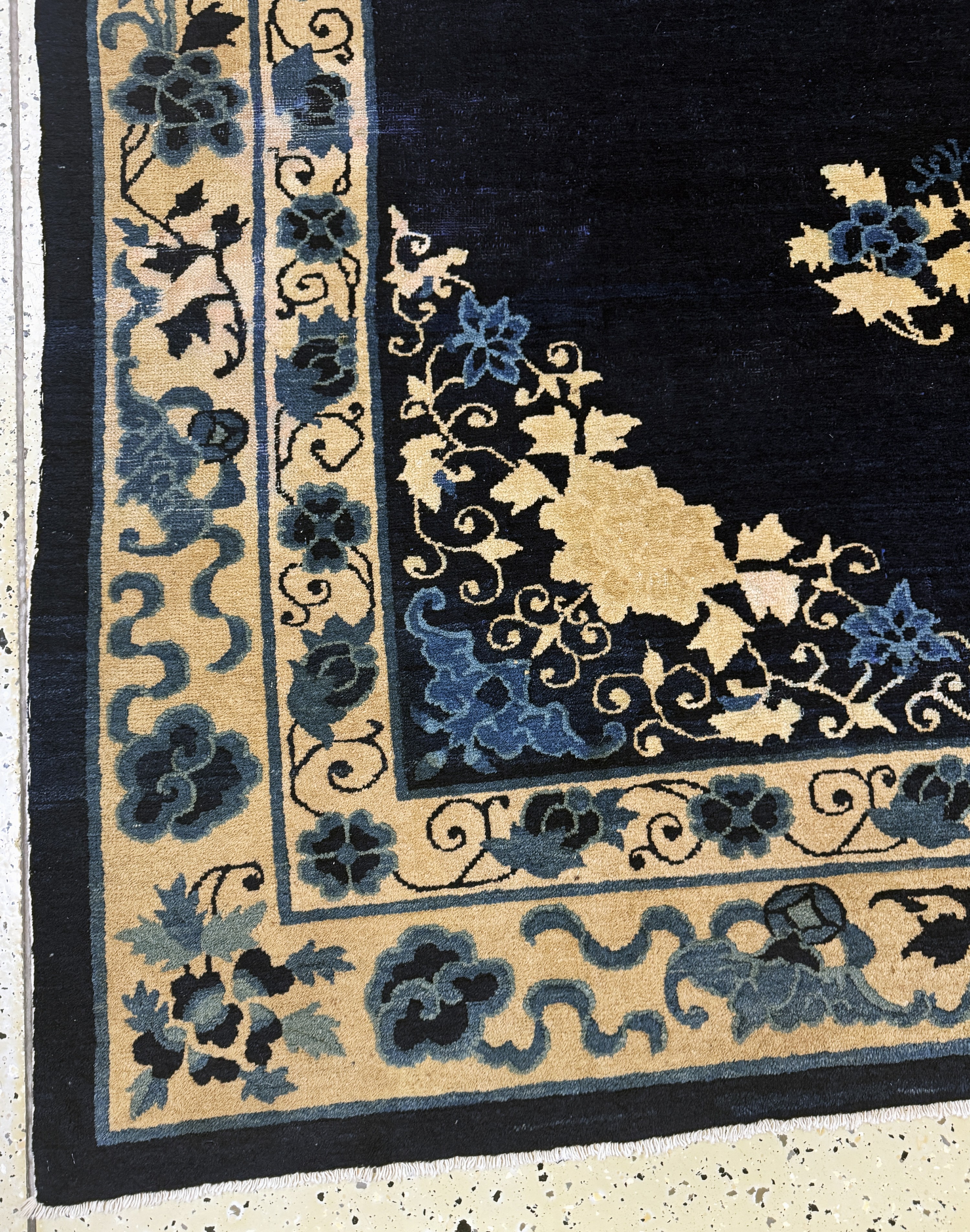 Detail b: Peking antik, China, um 1900, Wolle auf Baumwolle, ca. 350 x 276 cm, EHZ: 3, (einige Stellen nachgefärbt).