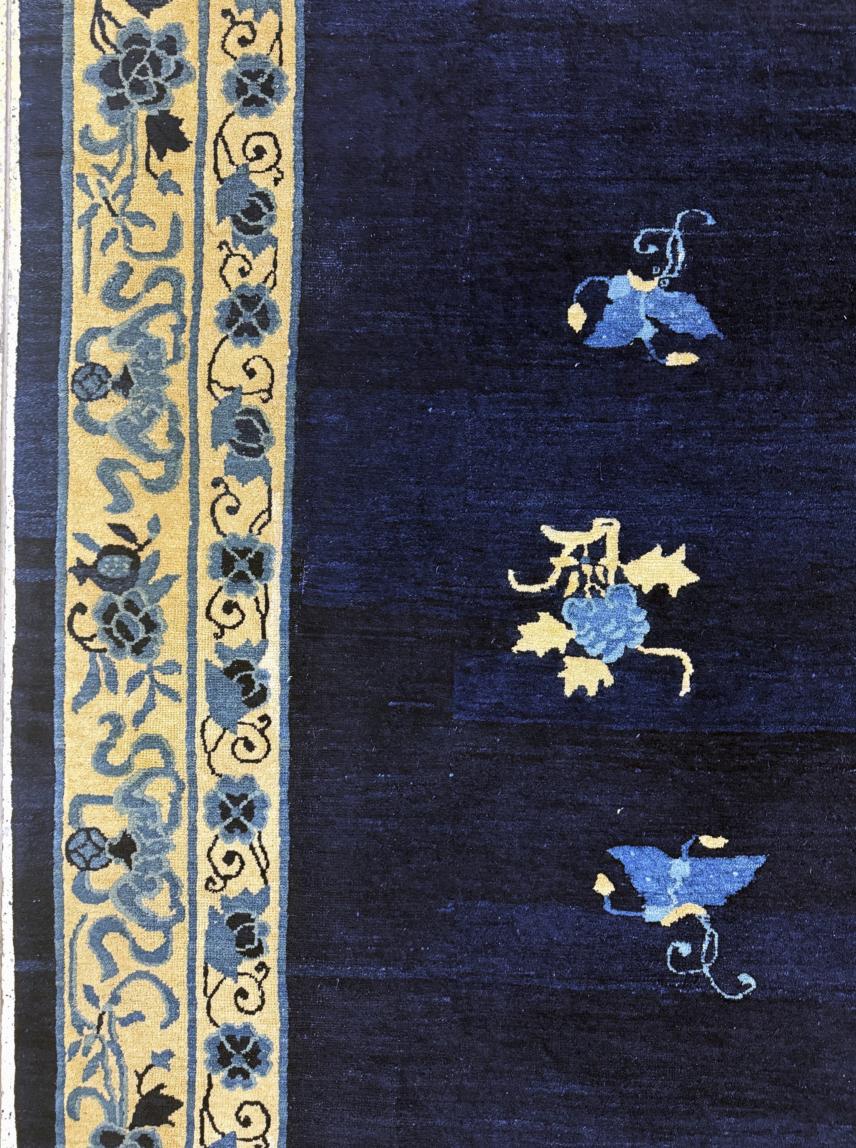 Detail c: Peking antik, China, um 1900, Wolle auf Baumwolle, ca. 350 x 276 cm, EHZ: 3, (einige Stellen nachgefärbt).