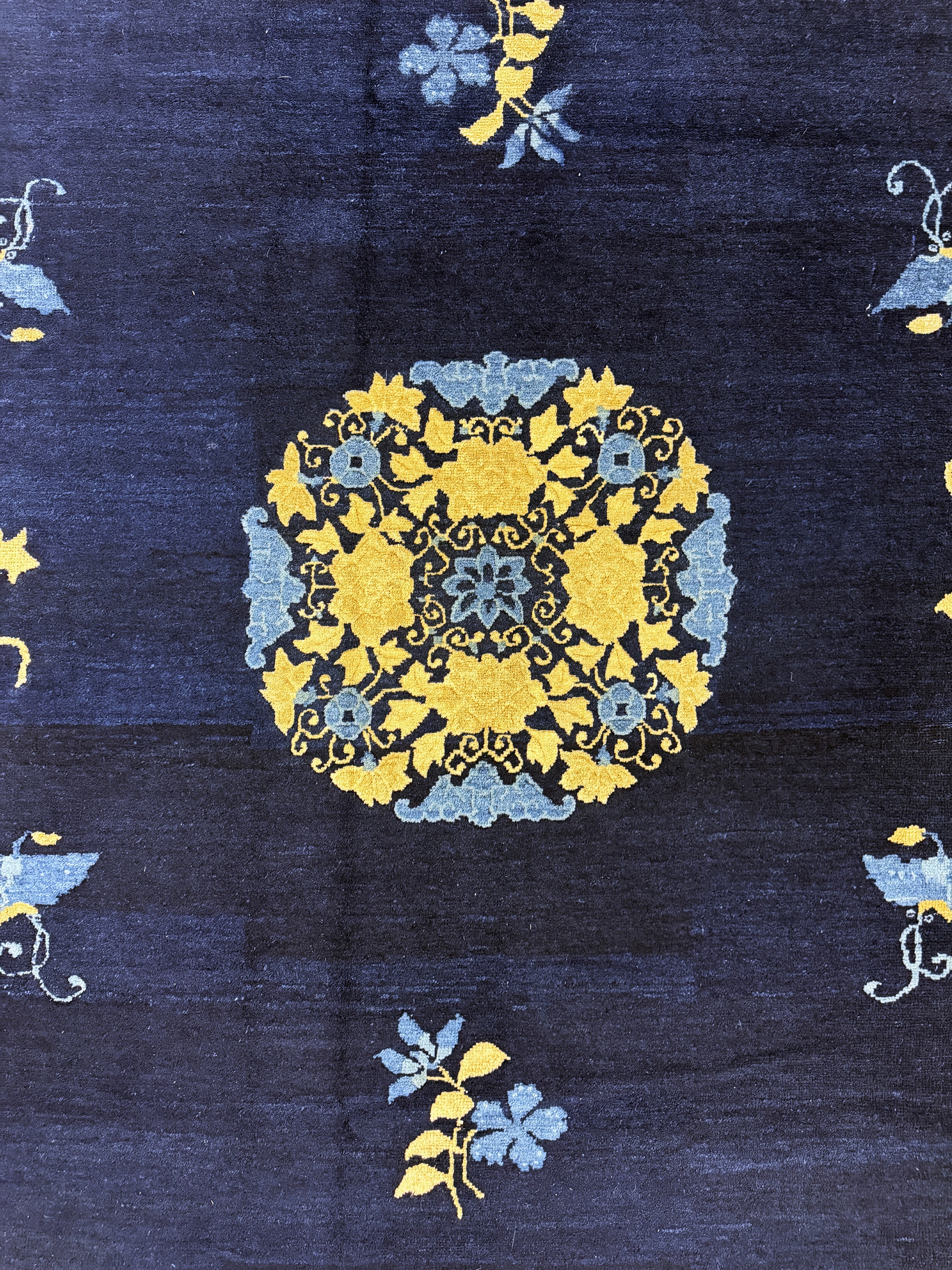 Detail d: Peking antik, China, um 1900, Wolle auf Baumwolle, ca. 350 x 276 cm, EHZ: 3, (einige Stellen nachgefärbt).