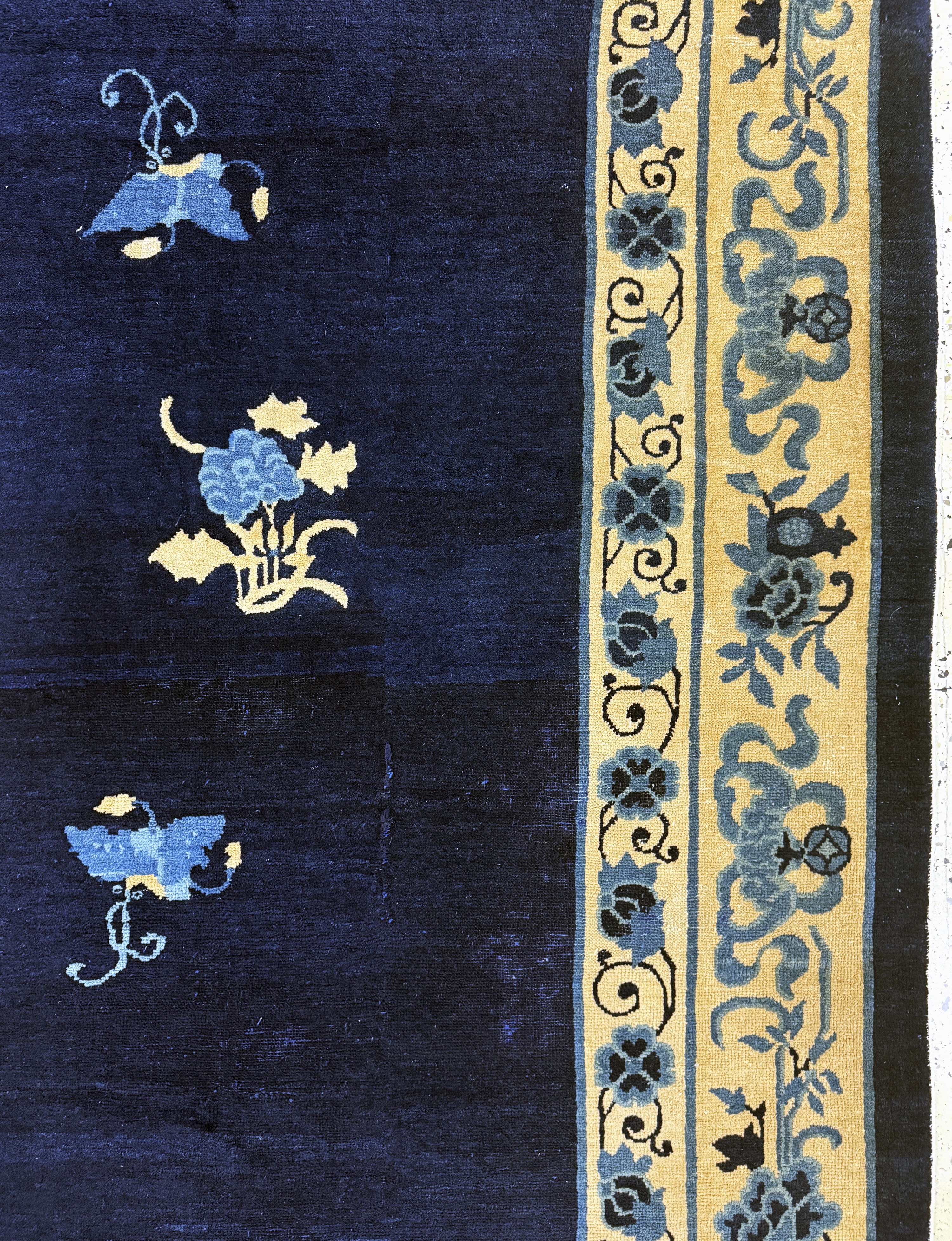 Detail e: Peking antik, China, um 1900, Wolle auf Baumwolle, ca. 350 x 276 cm, EHZ: 3, (einige Stellen nachgefärbt).