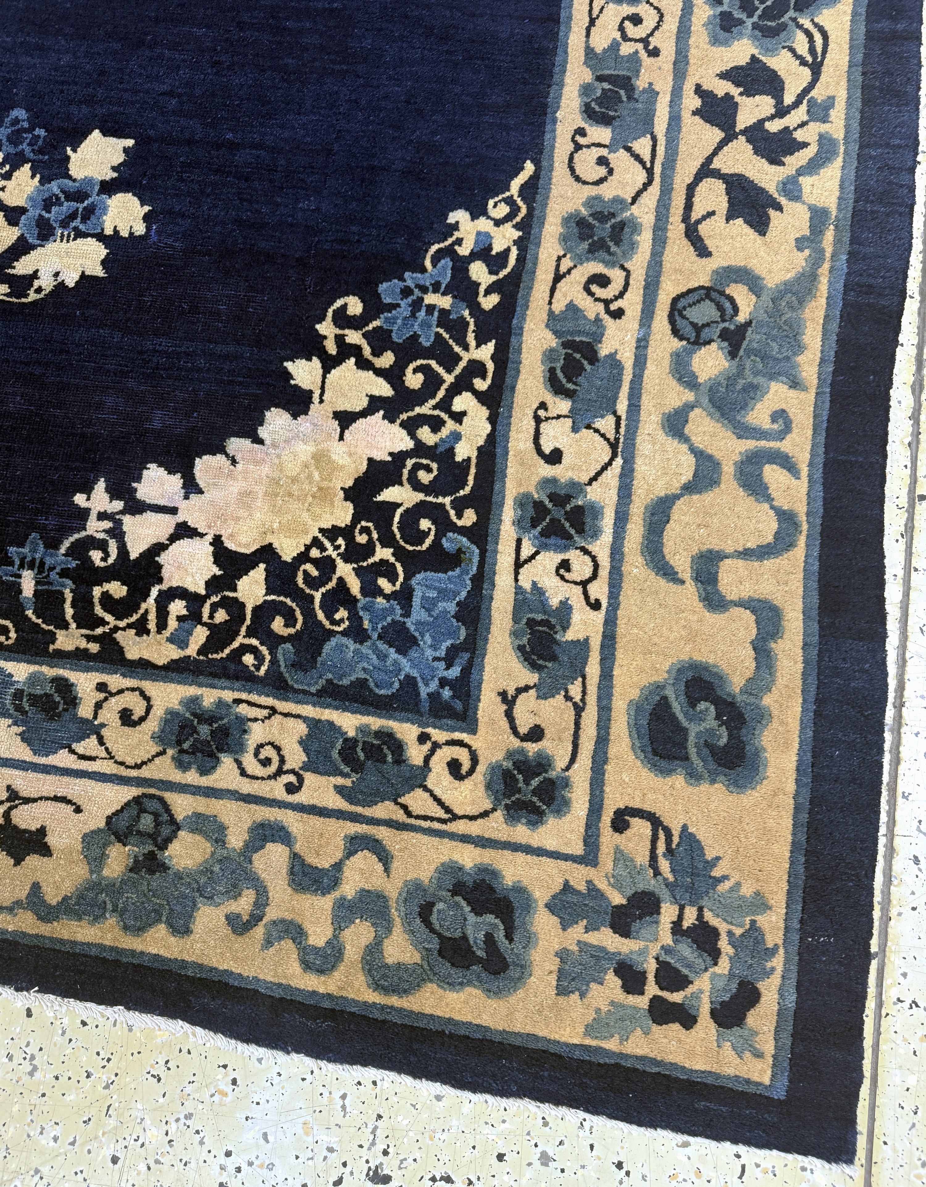 Detail f: Peking antik, China, um 1900, Wolle auf Baumwolle, ca. 350 x 276 cm, EHZ: 3, (einige Stellen nachgefärbt).