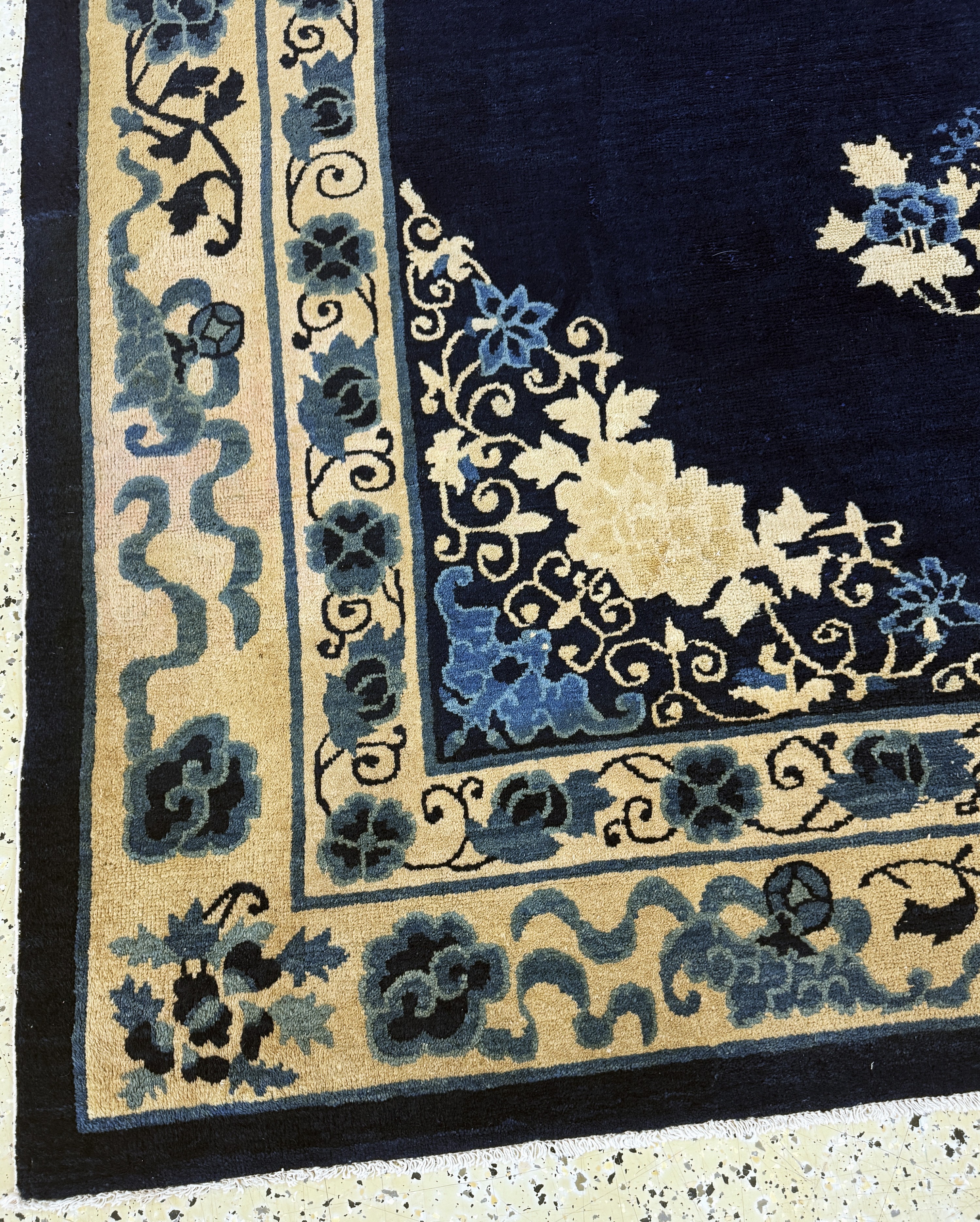 Detail g: Peking antik, China, um 1900, Wolle auf Baumwolle, ca. 350 x 276 cm, EHZ: 3, (einige Stellen nachgefärbt).