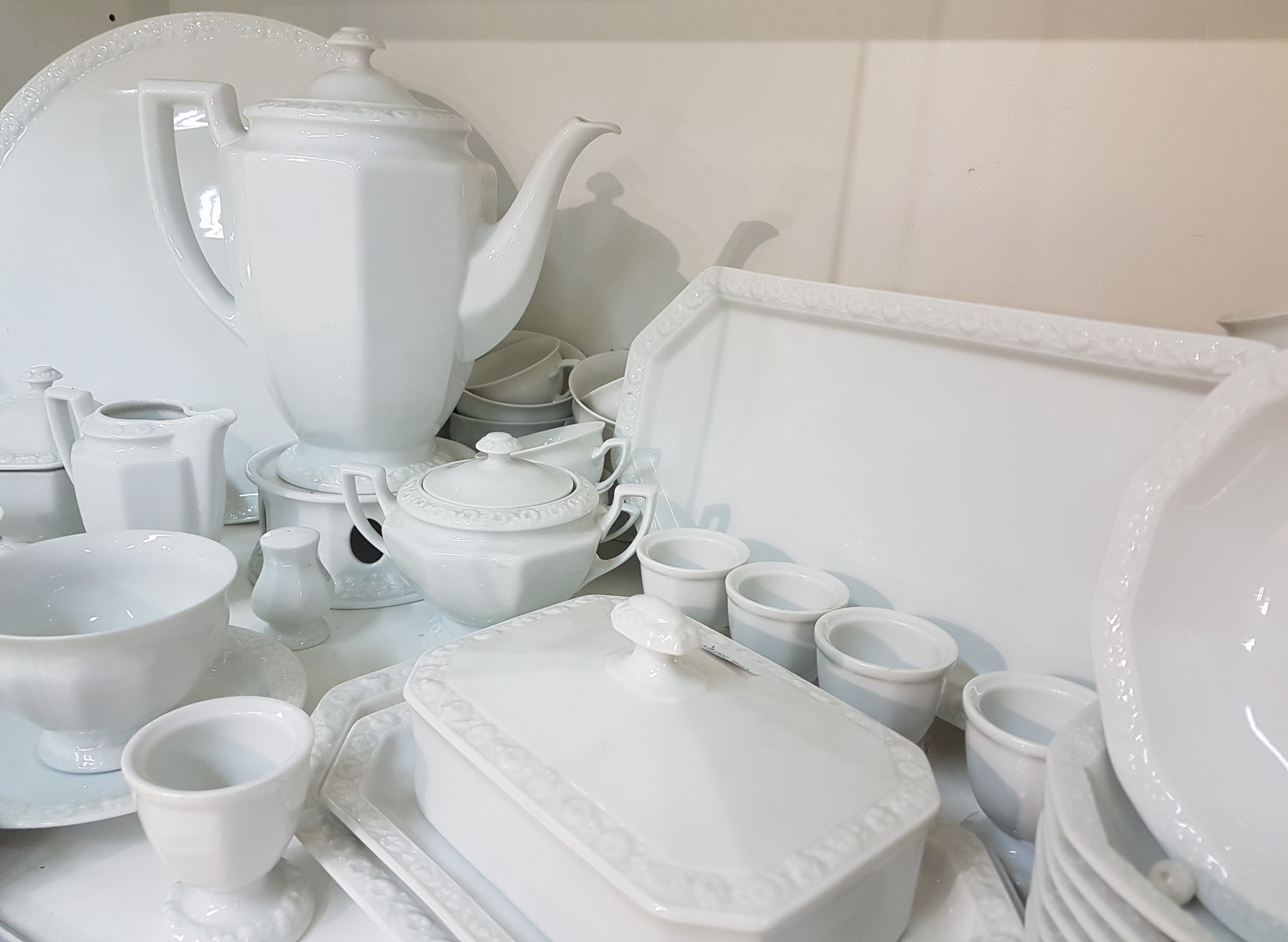 Detail a: Kaffeeservice, Rosenthal, 20. Jh.,, Maria weiß, Kaffeekanne, Zuckerdose, Milchkännchen, 14 Tassen mit 8 Untertassen, 9 Mokkatassen mit Untertassen, ...