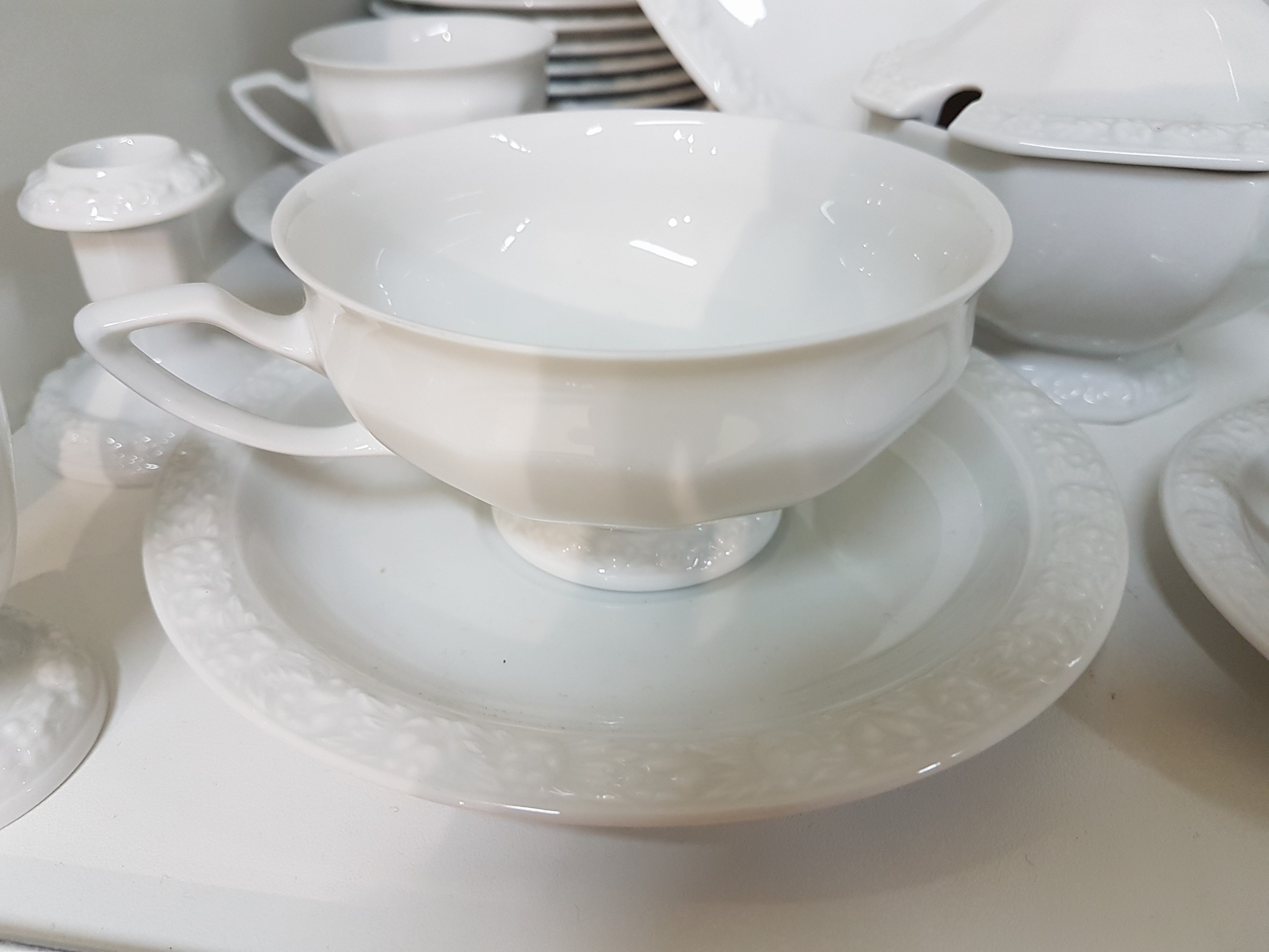 Detail d: Kaffeeservice, Rosenthal, 20. Jh.,, Maria weiß, Kaffeekanne, Zuckerdose, Milchkännchen, 14 Tassen mit 8 Untertassen, 9 Mokkatassen mit Untertassen, ...