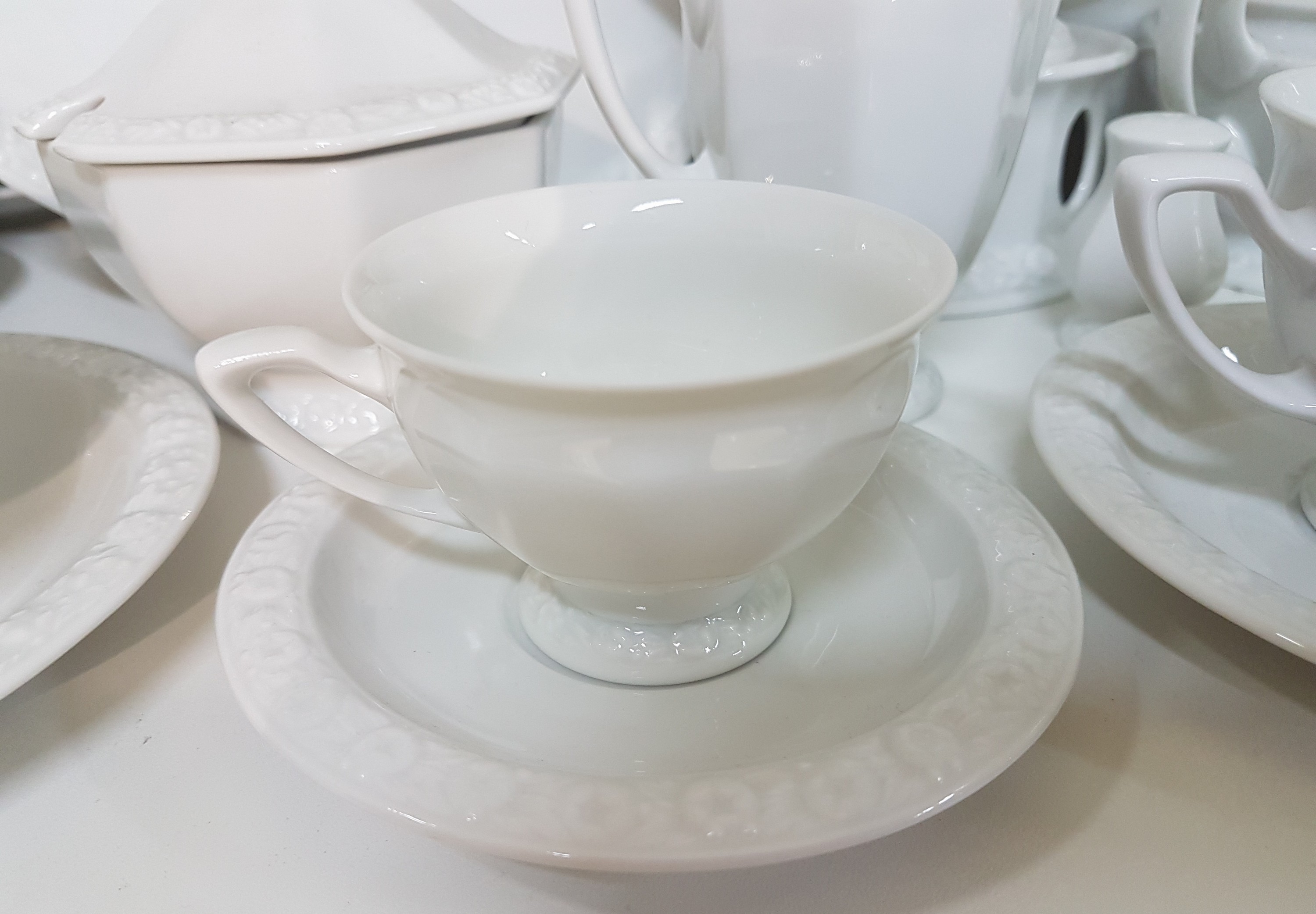 Detail e: Kaffeeservice, Rosenthal, 20. Jh.,, Maria weiß, Kaffeekanne, Zuckerdose, Milchkännchen, 14 Tassen mit 8 Untertassen, 9 Mokkatassen mit Untertassen, ...