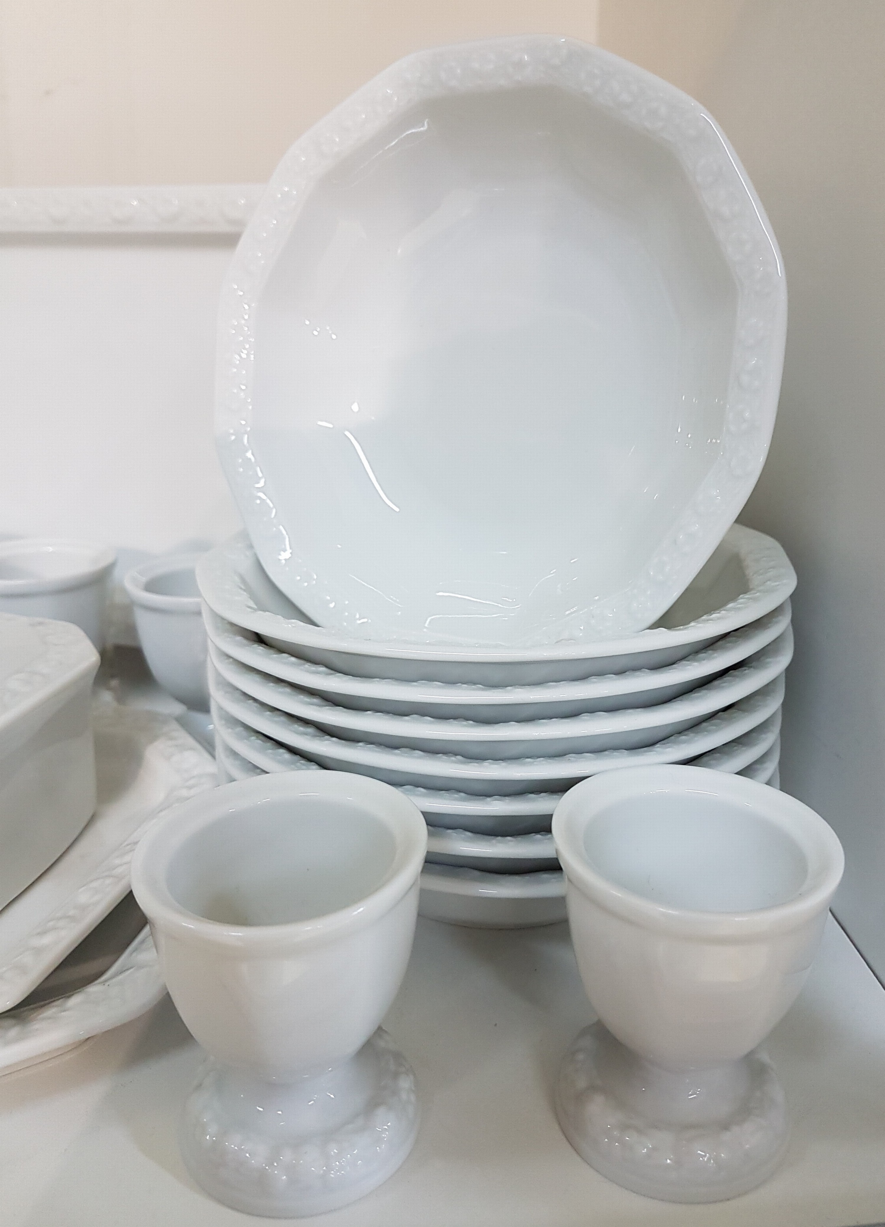 Detail f: Kaffeeservice, Rosenthal, 20. Jh.,, Maria weiß, Kaffeekanne, Zuckerdose, Milchkännchen, 14 Tassen mit 8 Untertassen, 9 Mokkatassen mit Untertassen, ...